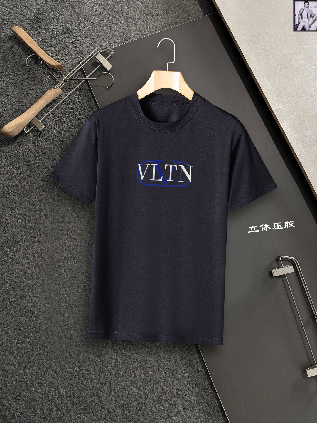 NO:147774,Valentino's new model is synchronized on the official website, with high-end customization and versatile styles that anyone can easily control. The fabric is fully customized and the chest brand logo design is very high-end, fashionable, casual and exquisite, and the upper body effect is very good!  Size S-2XL, valentino, valentino, alexander wang19860909Valentino 华伦天奴 新款官网同步,高级定制百搭款式 任何人都可以轻松驾驭 面料全订制工艺 胸前品牌logo设计,非常显档次版型时尚潮流休闲精致,上身效果非常赞！尺码S-2XL,,valentino,valentino,alexander wang,Men's clothing