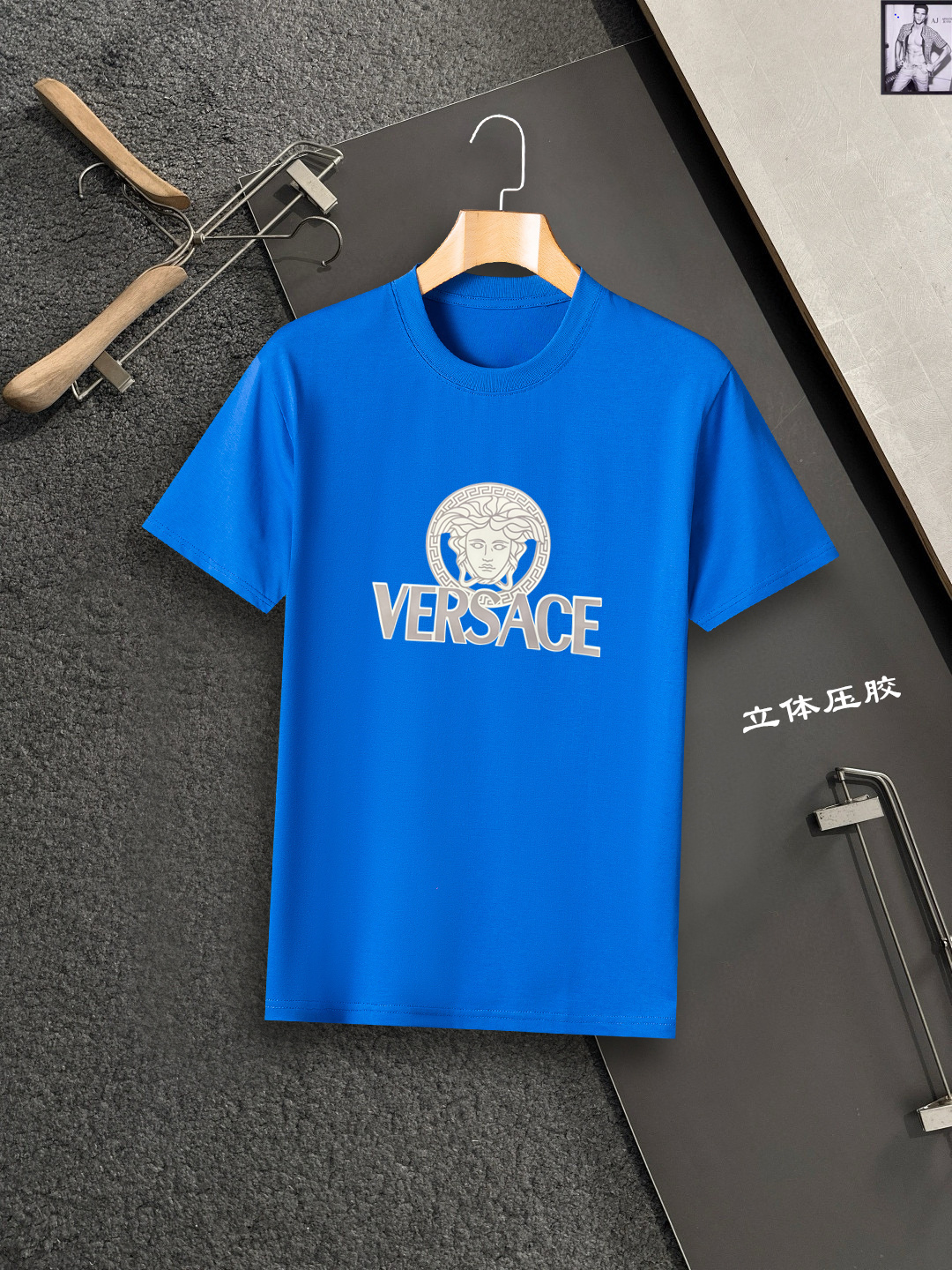 NO:147790,Versace The new official website is synchronized, with high-end custom versatile styles that anyone can easily control. The fabric is fully customized craftsmanship, the brand logo design on the chest is very high-end, fashionable, casual and exquisite, and the upper body effect is very good!  Size S-2XL, versace, versace, alexander wang19860909Versace 范思哲 新款官网同步,高级定制百搭款式 任何人都可以轻松驾驭 面料全订制工艺 胸前品牌logo设计,非常显档次版型时尚潮流休闲精致,上身效果非常赞！尺码S-2XL,,versace,versace,alexander wang,Men's clothing