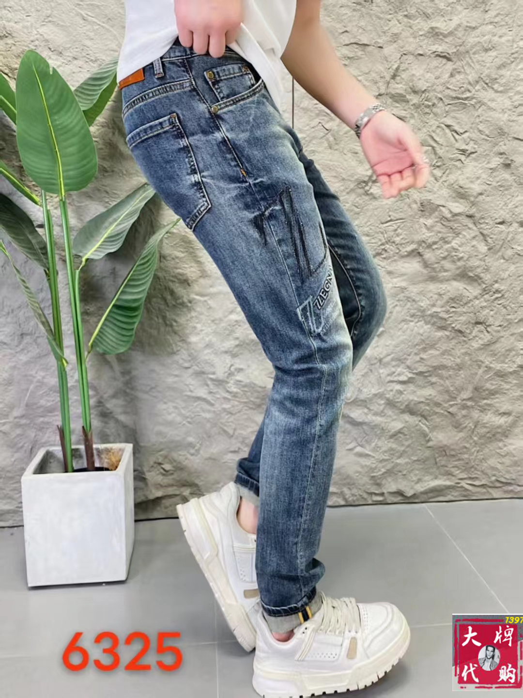 NO:147760,Zegna's latest spring and summer counter series, high-end custom slim-fitting jeans, latest fashion week catwalk style, perfect hardware decoration, super heavy craft design, fashion essentials, simple and versatile style, pure hand-embroidered sewing, primary color yeast washing process, selected heavy tannin denim fabric (pure cotton) three-dimensional tailoring, perfect details, the best!  (micro elastic) Size 29-38, zegna, jeans, alexander wang19860909Zegna 杰尼亚 春夏最新专柜系列 高端订制修身小脚牛仔裤 最新时装周走秀款 完美五金装饰 超重工艺设计 时尚必备品 简约百搭款 纯手工刺绣缝制 原色酵母水洗工艺 精选重磅丹宁牛仔面料（纯棉）立体剪裁 完美细节 巅峰佳品！（微弹力）尺码29-38,,zegna,jeans,alexander wang,Men's clothing