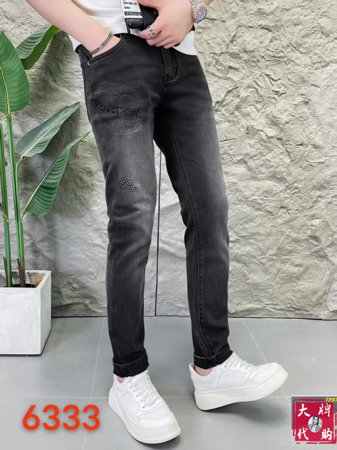 NO:147798,Cavalli's latest counter series for spring and summer, high-end custom slim-fitting jeans, latest fashion week catwalk style, perfect hardware decoration, super heavy craft design, fashion essentials, simple and versatile style, pure hand-embroidered sewing, primary color yeast washing process, selected heavy tannin denim fabric (pure cotton) three-dimensional tailoring, perfect details, the best product!  (micro elastic) Size 29-38, jeans, alexander wang19860909卡瓦利 春夏最新专柜系列 高端订制修身小脚牛仔裤 最新时装周走秀款 完美五金装饰 超重工艺设计 时尚必备品 简约百搭款 纯手工刺绣缝制 原色酵母水洗工艺 精选重磅丹宁牛仔面料（纯棉）立体剪裁 完美细节 巅峰佳品！（微弹力）尺码29-38,,jeans,alexander wang,Men's clothing