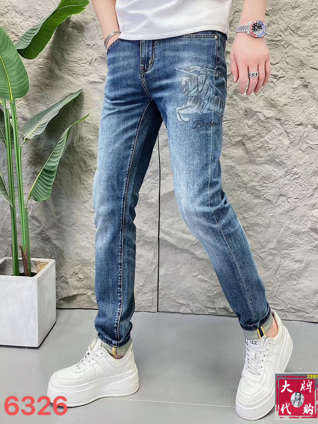 NO:161876,Burberry's latest spring and summer counter series, high-end custom slim-fitting jeans, latest fashion week catwalk style, perfect hardware decoration, super heavy craft design, fashion essentials, simple and versatile style, pure hand-embroidered sewing, primary color yeast washing process, selected heavy tannin denim fabric (pure cotton) three-dimensional tailoring, perfect details, the best product!  (micro elastic) Size 29-38, burberry, jeans, alexander wang19860909巴宝莉 春夏最新专柜系列 高端订制修身小脚牛仔裤 最新时装周走秀款 完美五金装饰 超重工艺设计 时尚必备品 简约百搭款 纯手工刺绣缝制 原色酵母水洗工艺 精选重磅丹宁牛仔面料（纯棉）立体剪裁 完美细节 巅峰佳品！（微弹力）尺码29-38,,burberry,jeans,alexander wang,Men's clothing