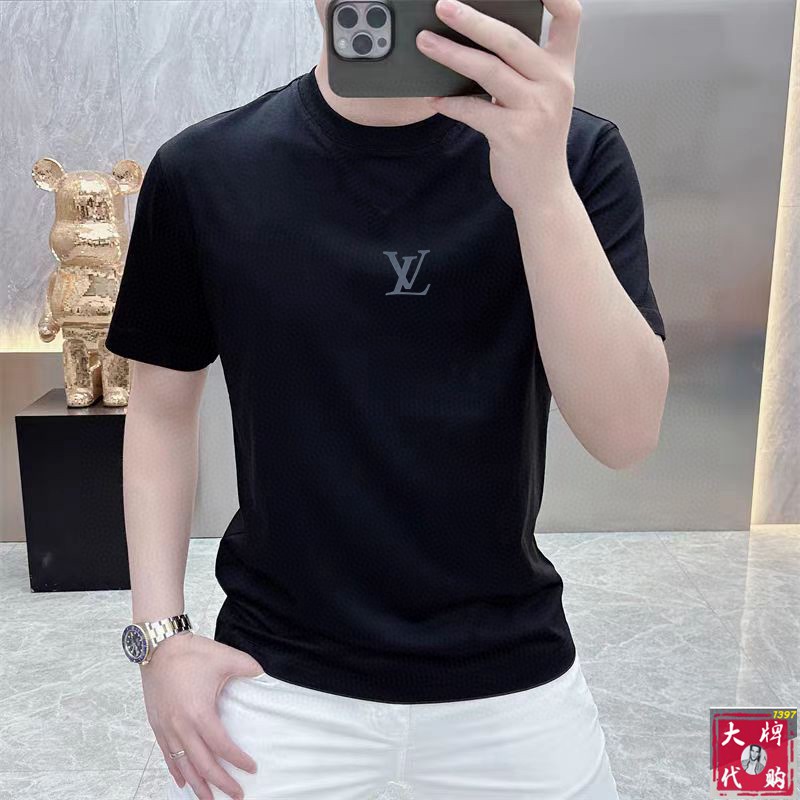 NO:154513,LV Louis Vuitton Fat Brother Gospel XL wears 200 catties, top-quality round neck, casual short-sleeved high-end custom versatile style, anyone can easily control it, full custom fabric craftsmanship, the latest logo design of the luxurious classic brand on the chest, very high-end, those who understand goods must enter!  The style and tailoring are slim styles, which are very exquisite, showing aura and highlighting the exquisiteness of business men. This is the unique feature, the right slim fit, and the upper body effect is very good!  Size XS-XL (counter code is equivalent to M-3XL), louis vuitton,louis vuitton,t-shirt,alexander wang19860909LV 路易威登 胖哥福音XL穿200斤 顶级圆领休闲短袖高级定制百搭款式 任何人都可以轻松驾驭 面料全订制工艺 胸前奢华经典品牌最新logo设计,非常显档次懂货的必须入！版型剪裁属于修身款 非常精致,显气场,又会凸显商务男士的精致,这就是独到之处,恰到好处的修身,上身效果非常赞！尺码XS-XL（专柜码等同M-3XL）,,louis vuitton,louis vuitton,T-shirt,alexander wang,Men's clothing