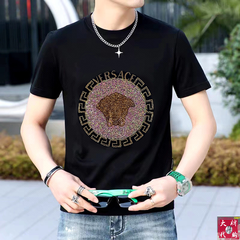 NO:154474,Versace Fat Brother Gospel Maximum 4XL Top Round Neck Casual Short Sleeve High-end Customized and versatile styles, anyone can easily control the fabrics. Fully customized craftsmanship. The latest logo design of the luxurious classic brand on the chest is very high-end. Those who understand goods must enter!  The style and tailoring are slim styles, which are very exquisite, showing aura and highlighting the exquisiteness of business men. This is the unique feature, the right slim fit, and the upper body effect is very good!  Size M-4XL, versace, versace, T-shirt, alexander wang19860909Versace 范思哲 胖哥福音最大4XL 顶级圆领休闲短袖高级定制百搭款式 任何人都可以轻松驾驭 面料全订制工艺 胸前奢华经典品牌最新logo设计,非常显档次懂货的必须入！版型剪裁属于修身款 非常精致,显气场,又会凸显商务男士的精致,这就是独到之处,恰到好处的修身,上身效果非常赞！尺码M-4XL,,versace,versace,T-shirt,alexander wang,Men's clothing