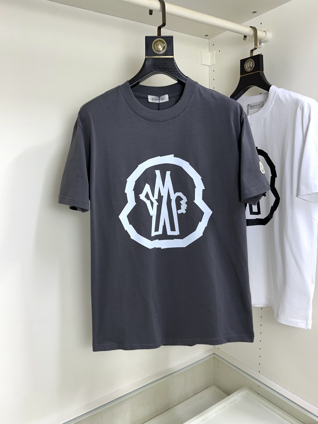 NO:151896,Moncler masked top round neck casual short sleeve high-end custom versatile styles that anyone can easily control. Fully customized fabric craftsmanship, the latest logo design of luxury classic brand on the chest, which is very high-end and must be entered if you understand the goods!  The style and tailoring are slim styles, which are very exquisite, showing aura and highlighting the exquisiteness of business men. This is the unique feature, the right slim fit, and the upper body effect is very good!  Size S-XL can wear 190 catties, christian louboutin, Moncler, T-shirt, alexander wang19860909Moncler 蒙口 顶级圆领休闲短袖高级定制百搭款式 任何人都可以轻松驾驭 面料全订制工艺 胸前奢华经典品牌最新logo设计,非常显档次懂货的必须入！版型剪裁属于修身款 非常精致,显气场,又会凸显商务男士的精致,这就是独到之处,恰到好处的修身,上身效果非常赞！尺码S-XL 可穿190斤,,christian louboutin,Moncler,T-shirt,alexander wang,Men's clothing