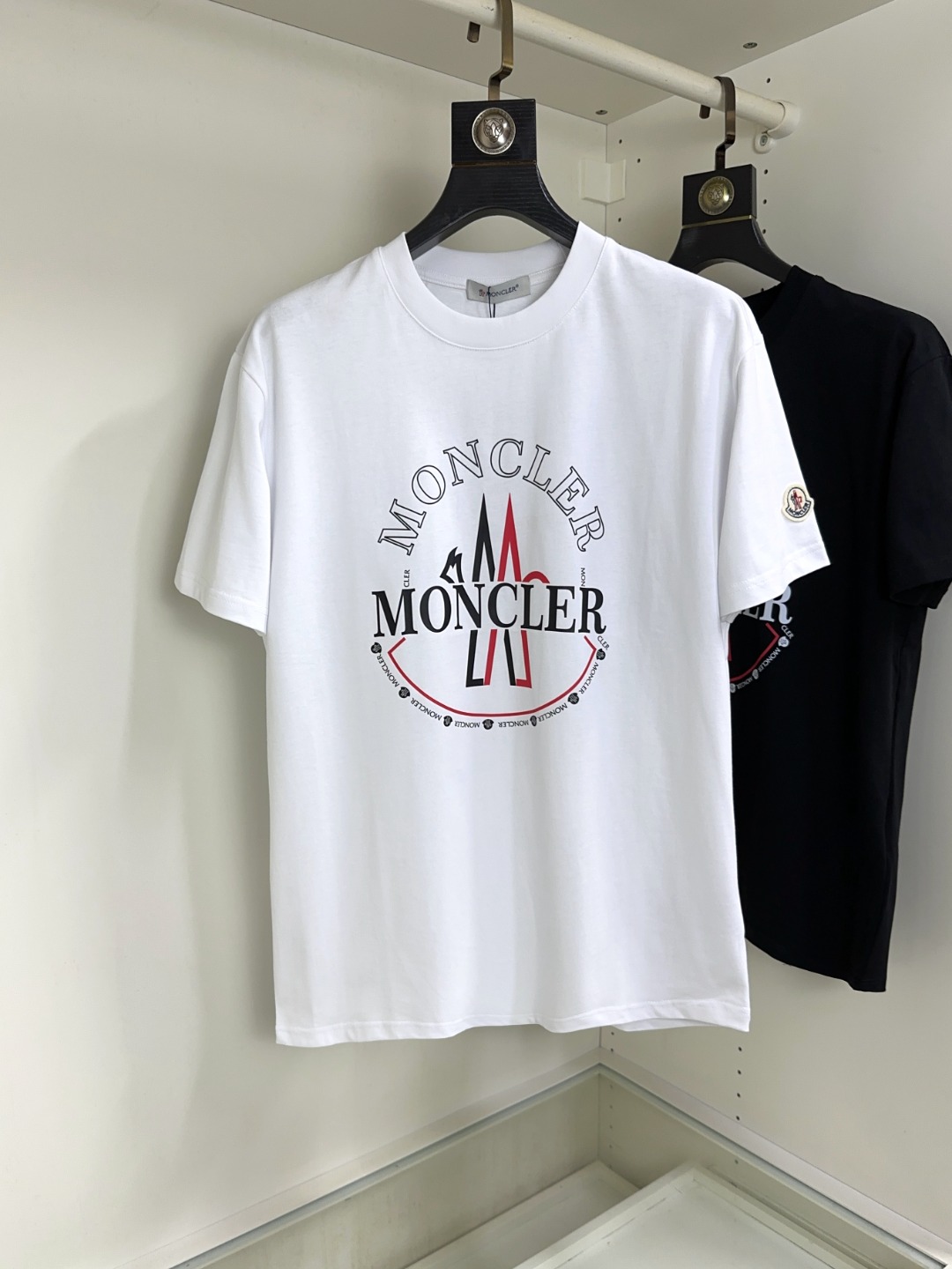 NO:154455,Moncler masked top round neck casual short sleeve high-end custom versatile styles that anyone can easily control. The fabric is fully customized craftsmanship, the latest logo design of the luxurious classic brand on the chest, which is very high-end and must be entered if you understand the goods!  The style and tailoring are slim styles, which are very exquisite, showing aura and highlighting the exquisiteness of business men. This is the unique feature, the right slim fit, and the upper body effect is very good!  Size S-XL can wear 190 catties, christian louboutin, Moncler, T-shirt, alexander wang19860909Moncler 蒙口 顶级圆领休闲短袖高级定制百搭款式 任何人都可以轻松驾驭 面料全订制工艺 胸前奢华经典品牌最新logo设计,非常显档次懂货的必须入！版型剪裁属于修身款 非常精致,显气场,又会凸显商务男士的精致,这就是独到之处,恰到好处的修身,上身效果非常赞！尺码S-XL 可穿190斤,,christian louboutin,Moncler,T-shirt,alexander wang,Men's clothing
