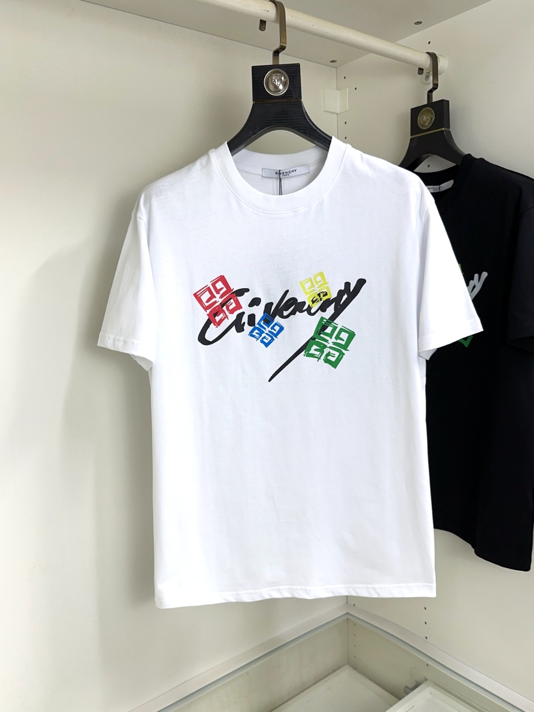 NO:151906,Givenchy Givenchy top round neck casual short sleeve high-end custom versatile styles that anyone can easily control. The fabric is fully customized craftsmanship, the latest logo design of the luxurious classic brand on the chest, which is very high-end and must be entered if you understand the goods!  The style and tailoring are slim styles, which are very exquisite, showing aura and highlighting the exquisiteness of business men. This is the unique feature, the right slim fit, and the upper body effect is very good!  Size S-XL can wear 190 catties, given 190 kg, given , given , given , given , T-shirt , alexander wang19860909Givenchy 纪梵希 顶级圆领休闲短袖高级定制百搭款式 任何人都可以轻松驾驭 面料全订制工艺 胸前奢华经典品牌最新logo设计,非常显档次懂货的必须入！版型剪裁属于修身款 非常精致,显气场,又会凸显商务男士的精致,这就是独到之处,恰到好处的修身,上身效果非常赞！尺码S-XL 可穿190斤,,givenchy,givenchy,T-shirt,alexander wang,Men's clothing