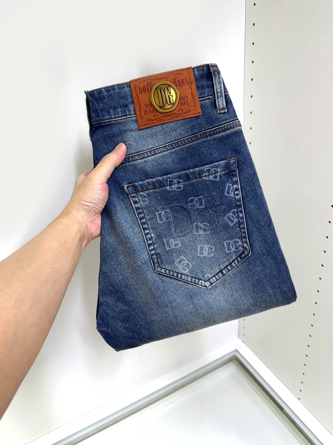 NO:154471,DG Dolce & Gabbana, hot products are coming, new products, on sale in counters, the physical store has the best jeans counter original 1:1, suitable for all ages. The highest version of the imported European fabric in the market. It is comfortable, soft and skin-friendly, with super cool and fashionable and versatile effect, straight and stylish, a must-have for the wardrobe!  Suitable for any occasion Size 29-38, Dolce & Gabbana, Dolce & Gabbana, jeans, alexander wang19860909DG 杜嘉班纳 爆款来袭 新款新品 专柜有售 实体店已极品牛仔裤专柜原版1:1好货,适合各个年龄段.市场最高版本的欧洲进口面料.舒适柔软亲肤,上身效果超级棒时尚百搭,笔挺有型,衣橱必备！适合任何场合穿着 尺码29-38,,Dolce&Gabbana,Dolce&Gabbana,jeans,alexander wang,Men's clothing