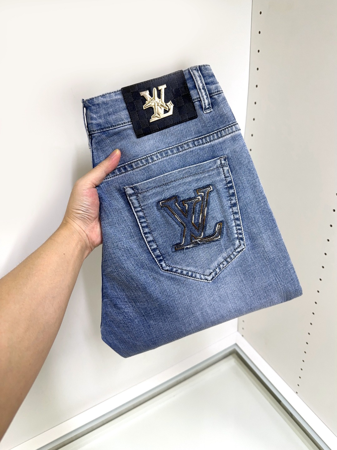 NO:154475,LV Louis Vuitton is coming, new products are available for sale in counters. The original jeans in physical stores are already 1:1 good products for the original products of all ages. The highest version of the imported European fabric in the market is comfortable, soft and skin-friendly, with super cool and fashionable and versatile upper body effect, straight and stylish, a must-have for the wardrobe!  Suitable for any occasion Size 29-38, louis vuitton,louis vuitton,jeans,alexander wang19860909LV 路易威登 爆款来袭 新款新品 专柜有售 实体店已极品牛仔裤专柜原版1:1好货,适合各个年龄段.市场最高版本的欧洲进口面料.舒适柔软亲肤,上身效果超级棒时尚百搭,笔挺有型,衣橱必备！适合任何场合穿着 尺码29-38,,louis vuitton,louis vuitton,jeans,alexander wang,Men's clothing