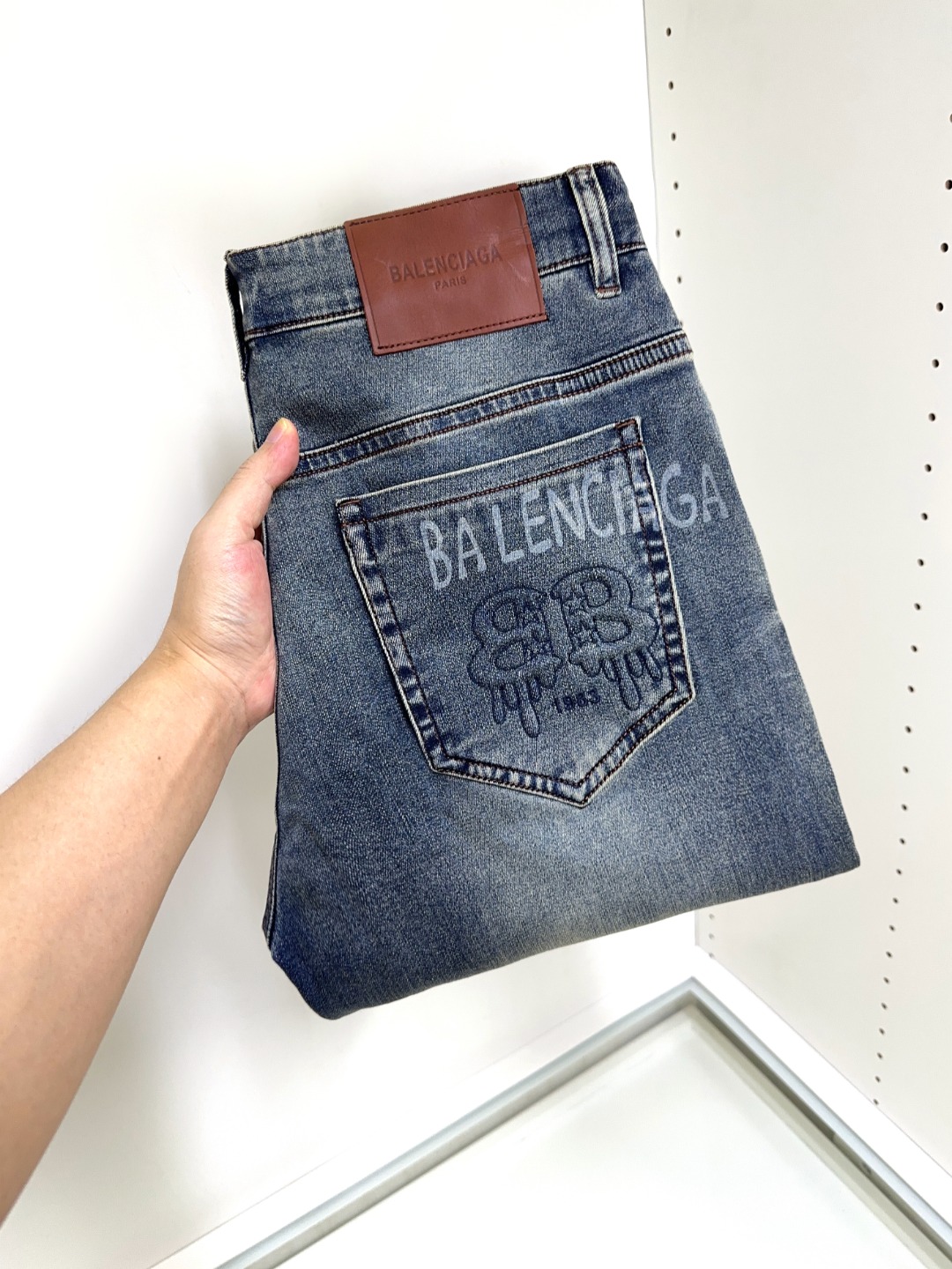 NO:154479,Balenciaga Balenciaga is coming, new models and new products are available for sale in the counter. The original jeans in physical stores are already 1:1 good products for the original products of all ages. The highest version of the imported European fabric in the market is comfortable, soft and skin-friendly, with super cool and stylish upper body effect, a must-have for wardrobe!  Suitable for any occasion Size 29-38, balenciaga, balenciaga, jeans, alexander wang19860909Balenciaga 巴黎世家 爆款来袭 新款新品 专柜有售 实体店已极品牛仔裤专柜原版1:1好货,适合各个年龄段.市场最高版本的欧洲进口面料.舒适柔软亲肤,上身效果超级棒时尚百搭,笔挺有型,衣橱必备！适合任何场合穿着 尺码29-38,,balenciaga,balenciaga,jeans,alexander wang,Men's clothing