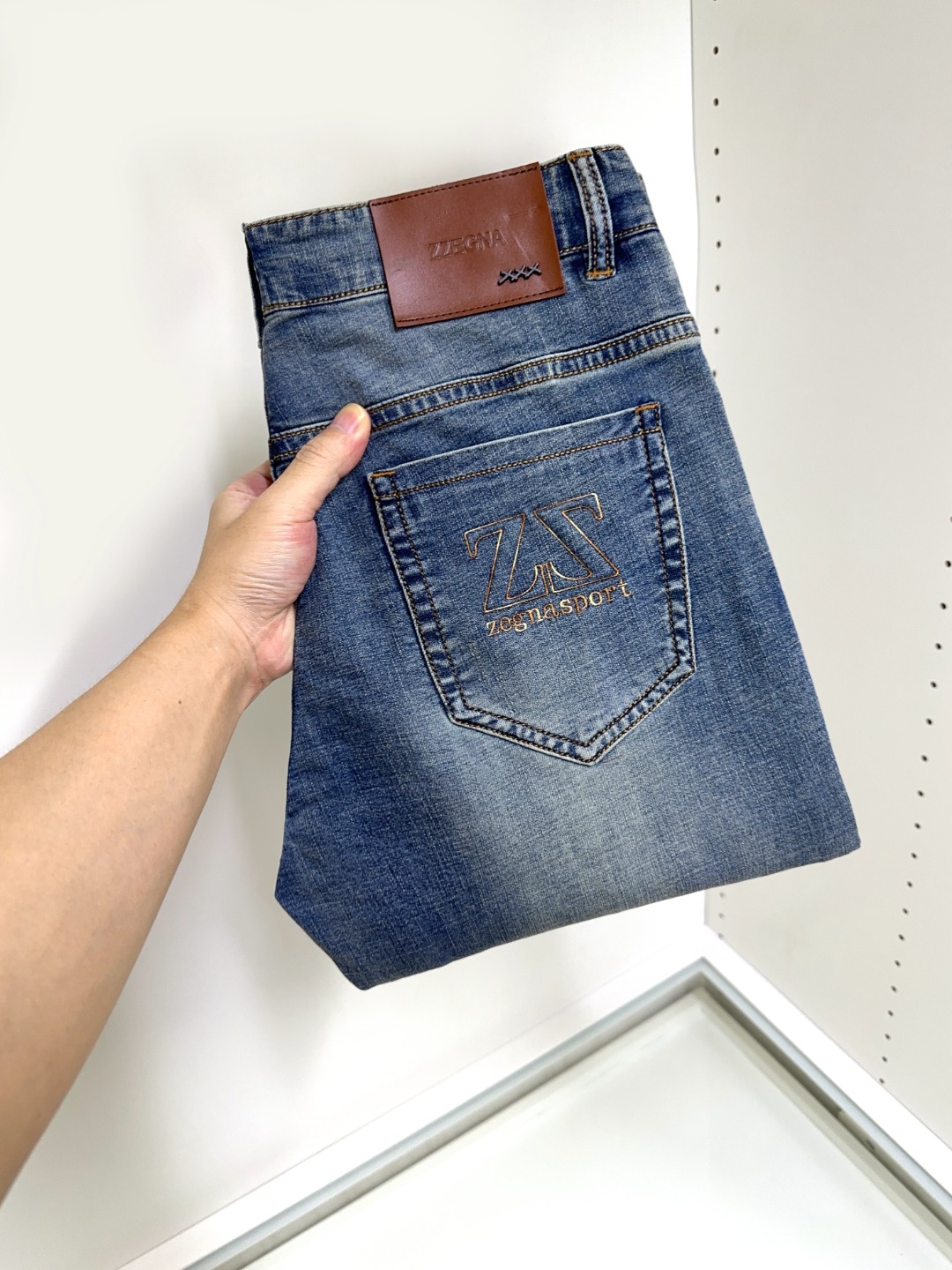 NO:154483,Zegna New style and new products available for sale in physical stores. The original 1:1 good product for the counter, suitable for all ages. The highest version of imported European fabrics in the market. They are comfortable, soft and skin-friendly, with super cool and fashionable and versatile upper body effect, straight and stylish, must-have for the wardrobe!  Suitable for any occasion Size 29-38, zegna, jeans, alexander wang19860909Zegna 杰尼亚 新款新品 专柜有售 实体店极品牛仔裤专柜原版1:1好货,适合各个年龄段.市场最高版本的欧洲进口面料.舒适柔软亲肤,上身效果超级棒时尚百搭,笔挺有型,衣橱必备！适合任何场合穿着 尺码29-38,,zegna,jeans,alexander wang,Men's clothing