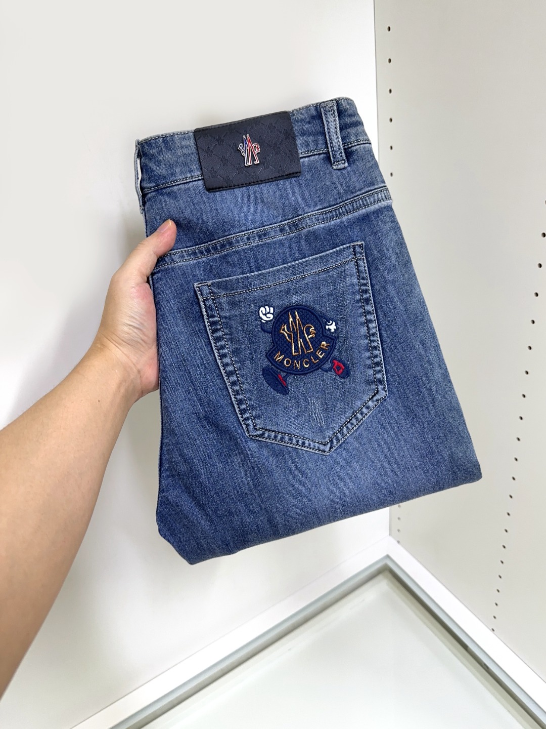 NO:154487,Moncler 生生 New style and new products available for sale in counters. The original 1:1 product for physical stores, suitable for all ages. The highest version of European imported fabrics is comfortable, soft and skin-friendly, with super cool and fashionable and versatile, straight and stylish, a must-have for the wardrobe!  Suitable for any occasion Size 29-40, christian louboutin, Moncler, jeans, alexander wang19860909Moncler 蒙口 新款新品 专柜有售 实体店极品牛仔裤专柜原版1:1好货,适合各个年龄段.市场最高版本的欧洲进口面料.舒适柔软亲肤,上身效果超级棒时尚百搭,笔挺有型,衣橱必备！适合任何场合穿着 尺码29-40,,christian louboutin,Moncler,jeans,alexander wang,Men's clothing