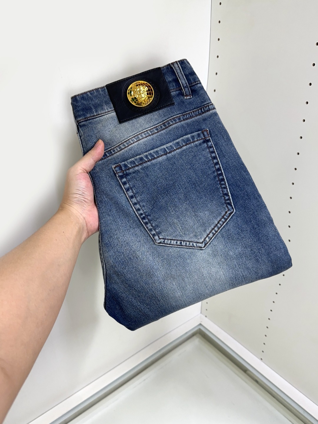 NO:154491,Versace New style and new products available for sale in physical stores. The original 1:1 good product for the counter, suitable for all ages. The highest version of imported European fabrics in the market. They are comfortable, soft and skin-friendly, with super cool and fashionable and versatile upper body effect, straight and stylish, a must-have for the wardrobe!  Suitable for any occasion Size 29-38, versace, versace, jeans, alexander wang19860909Versace 范思哲 新款新品 专柜有售 实体店极品牛仔裤专柜原版1:1好货,适合各个年龄段.市场最高版本的欧洲进口面料.舒适柔软亲肤,上身效果超级棒时尚百搭,笔挺有型,衣橱必备！适合任何场合穿着 尺码29-38,,versace,versace,jeans,alexander wang,Men's clothing