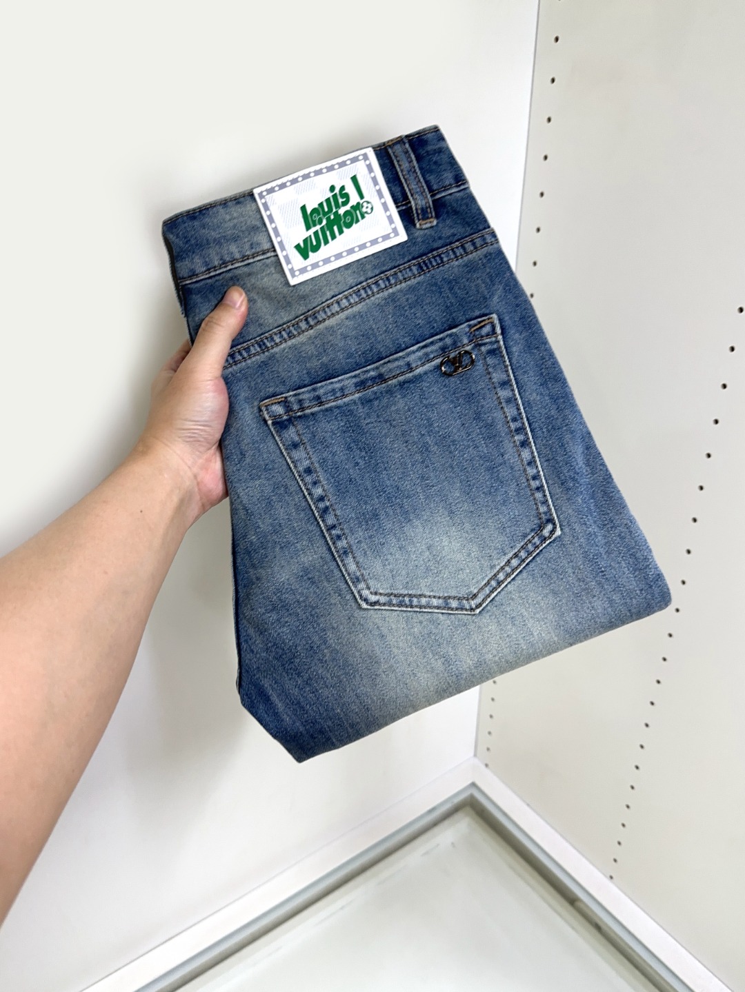 NO:154484,LV Louis Vuitton New style and new products available for sale in counters. The original 1:1 product for physical stores, suitable for all ages. The highest version of imported European fabrics in the market. They are comfortable, soft and skin-friendly. The upper body effect is super fashionable and versatile. They are straight and stylish. They are a must-have in the wardrobe!  Suitable for any occasion Size 29-38, louis vuitton,louis vuitton,jeans,alexander wang19860909LV 路易威登 新款新品 专柜有售 实体店极品牛仔裤专柜原版1:1好货,适合各个年龄段.市场最高版本的欧洲进口面料.舒适柔软亲肤,上身效果超级棒时尚百搭,笔挺有型,衣橱必备！适合任何场合穿着 尺码29-38,,louis vuitton,louis vuitton,jeans,alexander wang,Men's clothing