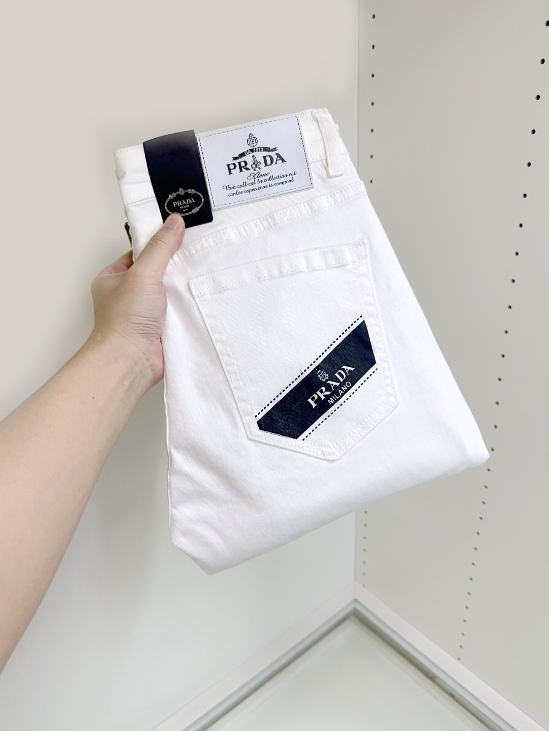 NO:154488,Prada 普拉达 爆款来袭 新款新品 专柜有售 实体店已极品牛仔裤专柜原版1:1好货,适合各个年龄段.市场最高版本的欧洲进口面料.舒适柔软亲肤,上身效果超级棒时尚百搭,笔挺有型,衣橱必备！  Suitable for any occasion Size 29-38, prada, prada, jeans, alexander wang19860909Prada 普拉达 爆款来袭 新款新品 专柜有售 实体店已极品牛仔裤专柜原版1:1好货,适合各个年龄段.市场最高版本的欧洲进口面料.舒适柔软亲肤,上身效果超级棒时尚百搭,笔挺有型,衣橱必备！适合任何场合穿着 尺码29-38,,prada,prada,jeans,alexander wang,Men's clothing