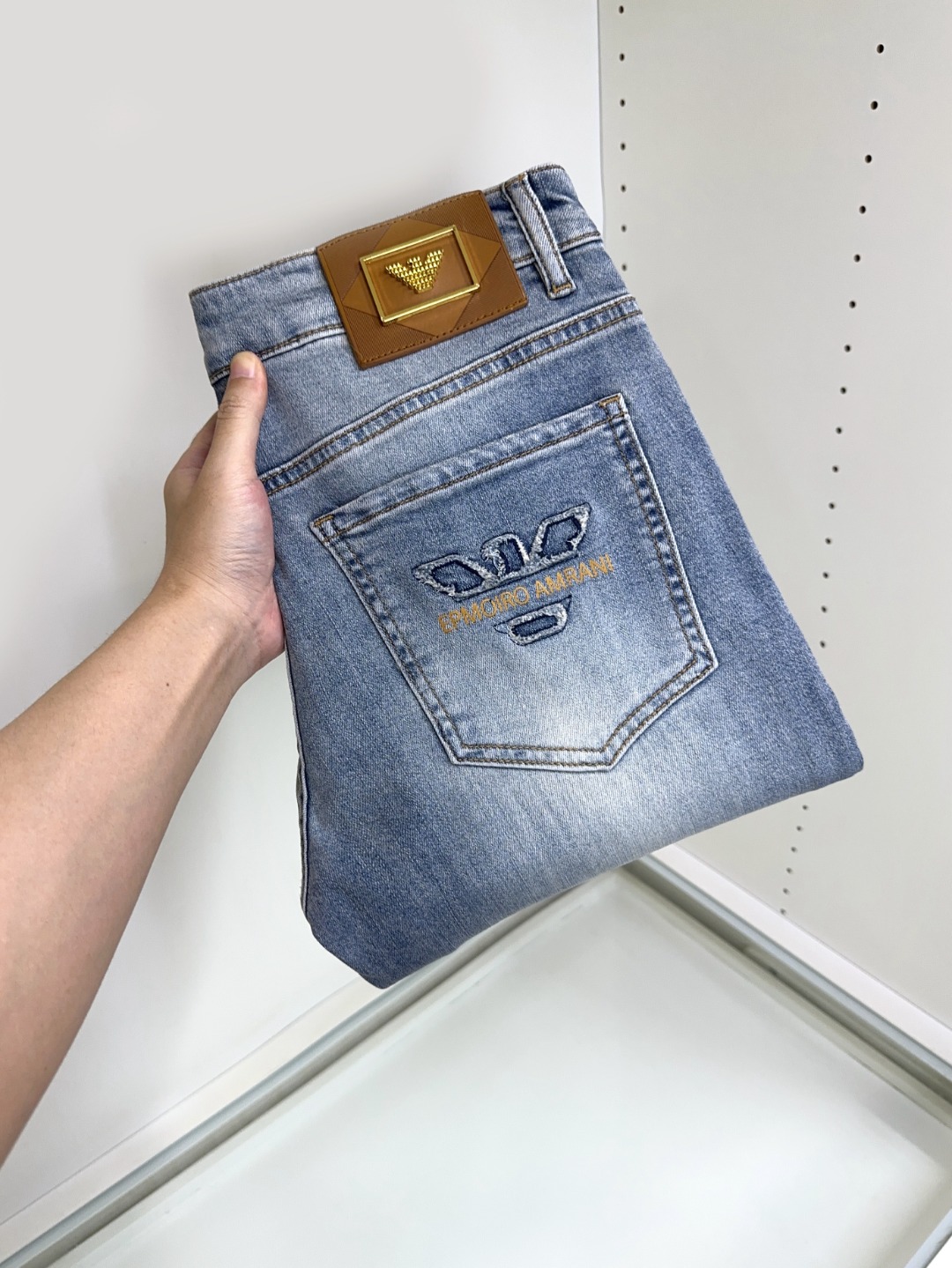 NO:154499,Armani Armani is coming, new models and new products are available for sale in the counter. The original jeans in physical stores are already 1:1 good products for the original products of all ages. The highest version of the imported European fabric in the market is comfortable, soft and skin-friendly, with super cool and fashionable and versatile upper body effect, straight and stylish, a must-have for the wardrobe!  Suitable for any occasion Size 29-38, Armani, Armani, Jeans, Alexander wang19860909Armani 阿玛尼 爆款来袭 新款新品 专柜有售 实体店已极品牛仔裤专柜原版1:1好货,适合各个年龄段.市场最高版本的欧洲进口面料.舒适柔软亲肤,上身效果超级棒时尚百搭,笔挺有型,衣橱必备！适合任何场合穿着 尺码29-38,,armani,armani,jeans,alexander wang,Men's clothing