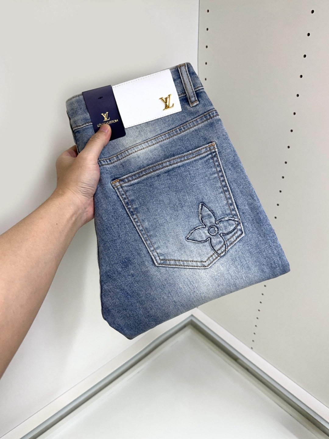 NO:154467,LV Louis Vuitton is coming, new products are available for sale in counters. The original jeans in physical stores are already 1:1 good products for the original products of all ages. The highest version of the imported European fabric in the market is comfortable, soft and skin-friendly, with super cool and fashionable and versatile upper body effect, straight and stylish, a must-have for the wardrobe!  Suitable for any occasion Size 29-38, louis vuitton,louis vuitton,jeans,alexander wang19860909LV 路易威登 爆款来袭 新款新品 专柜有售 实体店已极品牛仔裤专柜原版1:1好货,适合各个年龄段.市场最高版本的欧洲进口面料.舒适柔软亲肤,上身效果超级棒时尚百搭,笔挺有型,衣橱必备！适合任何场合穿着 尺码29-38,,louis vuitton,louis vuitton,jeans,alexander wang,Men's clothing