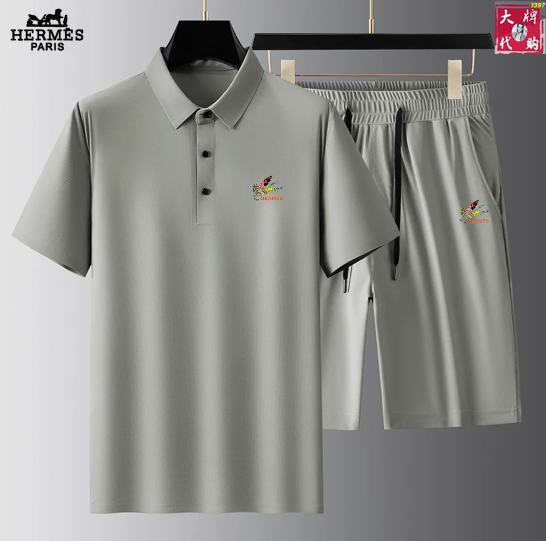 NO:151780,Hermes Summer lapel shorts set, overseas counter synchronization, luxury high-end customization, anyone can easily control it, customer-supplied imported cotton fabric, soft and comfortable and stylish, sweat-absorbing and breathable, foreign trade company orders, domestic first-line OEM factories, customized high-density fabrics, water-free, luxurious upper body looks young, street fashion home essentials. Count M~4XL order to report height and weight, hermes, hermes, shorts, alexander wang19860909Hermes 爱马仕 夏季翻领短裤套装,海外专柜同步 奢华高级定制 任何人都可以轻松驾驭,客供进口纯棉面料 手软舒适有型 吸汗透气 ,外贸公司订单,国内一线代工厂出品,订制高密度面料,过水不变型,奢华上身显年轻,街头时尚居家必备款. 码数M～4XL下单报身高体重,,hermes,hermes,shorts,alexander wang,Men's clothing