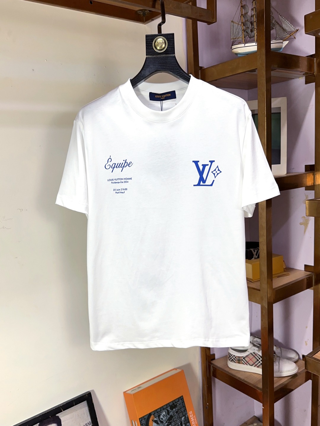 NO:154470,LV Louis Vuitton Fat Brother Gospel XL wears 200 catties, top-quality round neck, casual short-sleeved high-end custom versatile style, anyone can easily control it, full custom fabric craftsmanship, the latest logo design of the luxurious classic brand on the chest, very high-end, those who understand goods must enter!  The style and tailoring are slim styles, which are very exquisite, showing aura and highlighting the exquisiteness of business men. This is the unique feature, the right slim fit, and the upper body effect is very good!  Size XS-XL (counter code is equivalent to M-3XL), louis vuitton,louis vuitton,t-shirt,alexander wang19860909LV 路易威登 胖哥福音XL穿200斤 顶级圆领休闲短袖高级定制百搭款式 任何人都可以轻松驾驭 面料全订制工艺 胸前奢华经典品牌最新logo设计,非常显档次懂货的必须入！版型剪裁属于修身款 非常精致,显气场,又会凸显商务男士的精致,这就是独到之处,恰到好处的修身,上身效果非常赞！尺码XS-XL（专柜码等同M-3XL）,,louis vuitton,louis vuitton,T-shirt,alexander wang,Men's clothing