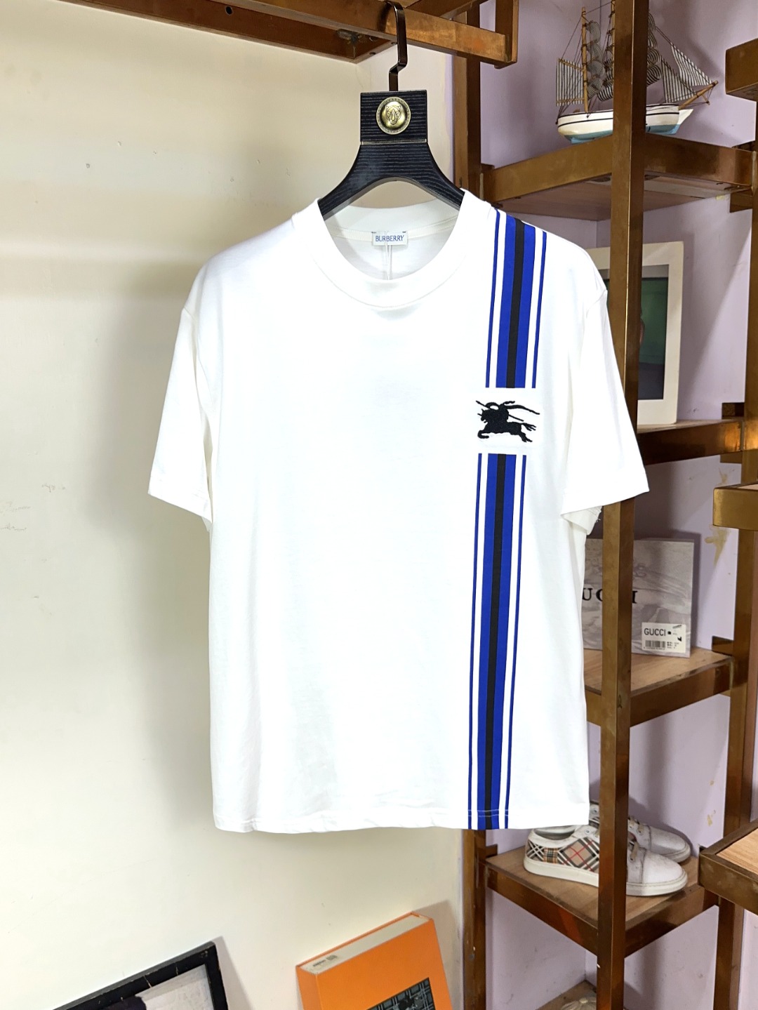 NO:154497,Burberry, Fat Brother Gospel XL wears 200 pounds, top-quality round neck, casual short-sleeved high-end custom versatile style, anyone can easily control it, full-customized fabric craftsmanship, the latest logo design of luxury classic brand on the chest, very high-end, those who understand goods must enter!  The style and tailoring are slim styles, which are very exquisite, showing aura and highlighting the exquisiteness of business men. This is the unique feature, the right slim fit, and the upper body effect is very good!  Size XS-XL (counter code is equivalent to M-3XL), burberry, burberry, T-shirt, alexander wang19860909Burberry 巴宝莉 胖哥福音XL穿200斤 顶级圆领休闲短袖高级定制百搭款式 任何人都可以轻松驾驭 面料全订制工艺 胸前奢华经典品牌最新logo设计,非常显档次懂货的必须入！版型剪裁属于修身款 非常精致,显气场,又会凸显商务男士的精致,这就是独到之处,恰到好处的修身,上身效果非常赞！尺码XS-XL（专柜码等同M-3XL）,,burberry,burberry,T-shirt,alexander wang,Men's clothing