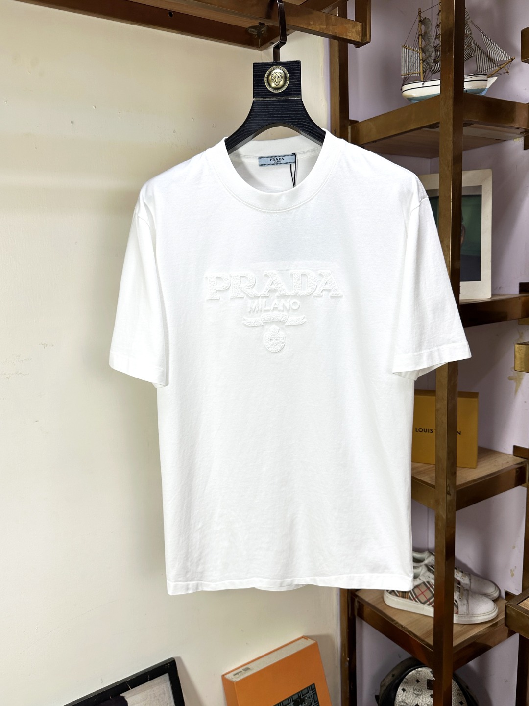 NO:154478,Prada New short-sleeved T-shirt in spring and summer!  Fashionable casual short-sleeved T-shirt with catwalk patterns!  Design logo design!  The most designed and selected customer-supplied fabrics are soft and skin-friendly, comfortable and breathable, and you can’t picky about the physical objects!  Genderless couples mix styles to open up a new fashion charm!  Different from the market version, the same style as men and women. The haute couture series!  Size S-XXL, prada, prada, T-shirt,tees, t-shirt,alexander wang19860909Prada 普拉达 春夏新款短袖T恤！走秀图案时尚休闲短袖T恤衫！设计logo设计！极具设计精选客供面料,手感柔软亲肤,着身舒适透气性都无法挑剔,实物绝对会让你爱不释手！无性别主义的情侣混穿款式,打开全新的时装新韵味！区别市场版本,男女同款.高定系列！尺码S-XXL,,prada,prada,T-shirt,tees，t-shirt,alexander wang,Men's clothing