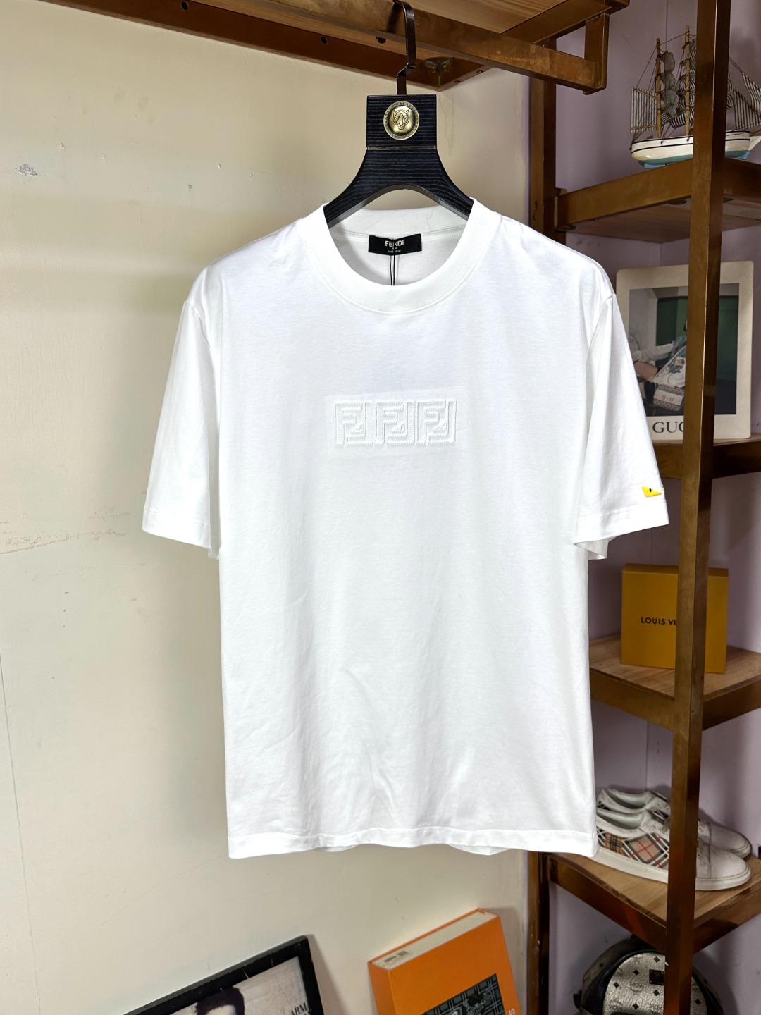 NO:154486,Fendi Spring and Summer New Short-sleeved T-shirt!  Fashionable casual short-sleeved T-shirt with catwalk patterns!  Design logo design!  The most designed and selected customer-supplied fabrics are soft and skin-friendly, comfortable and breathable, and you can’t picky about the physical objects!  Genderless couples mix styles to open up a new fashion charm!  Different from the market version, the same style as men and women. The haute couture series!  Size S-XXL, fendi, fendi, T-shirt, tees, t-shirt, alexander wang19860909Fendi 芬迪 春夏新款短袖T恤！走秀图案时尚休闲短袖T恤衫！设计logo设计！极具设计精选客供面料,手感柔软亲肤,着身舒适透气性都无法挑剔,实物绝对会让你爱不释手！无性别主义的情侣混穿款式,打开全新的时装新韵味！区别市场版本,男女同款.高定系列！尺码S-XXL,,fendi,fendi,T-shirt,tees，t-shirt,alexander wang,Men's clothing