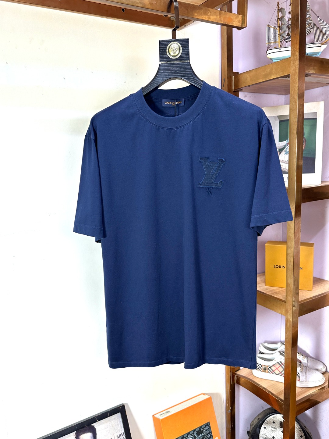 NO:154508,LV Louis Vuitton Spring and Summer New Short-Sleeve T-Shirt!  Fashionable casual short-sleeved T-shirt with catwalk patterns!  Design logo design!  The most designed and selected customer-supplied fabrics are soft and skin-friendly, comfortable and breathable, and you can’t picky about the physical objects!  Genderless couples mix styles to open up a new fashion charm!  Different from the market version, the same style as men and women. The haute couture series!  Size S-XXL, louis vuitton,louis vuitton,t-shirt,tees,t-shirt,alexander wang19860909LV 路易威登 春夏新款短袖T恤！走秀图案时尚休闲短袖T恤衫！设计logo设计！极具设计精选客供面料,手感柔软亲肤,着身舒适透气性都无法挑剔,实物绝对会让你爱不释手！无性别主义的情侣混穿款式,打开全新的时装新韵味！区别市场版本,男女同款.高定系列！尺码S-XXL,,louis vuitton,louis vuitton,T-shirt,tees，t-shirt,alexander wang,Men's clothing