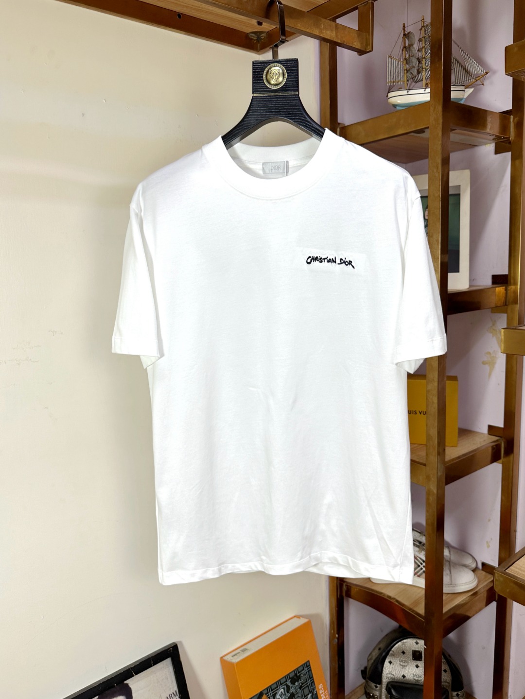 NO:154501,DIOR Spring and Summer New Short-sleeved T-shirt!  Fashionable casual short-sleeved T-shirt with catwalk patterns!  Design logo design!  The most designed and selected customer-supplied fabrics are soft and skin-friendly, comfortable and breathable, and you can’t picky about the physical objects!  Genderless couples mix styles to open up a new fashion charm!  Different from the market version, the same style as men and women. The haute couture series!  Size S-XXL,,dior,dior,T-shirt,tees,t-shirt,alexander wang19860909DIOR 迪奥 春夏新款短袖T恤！走秀图案时尚休闲短袖T恤衫！设计logo设计！极具设计精选客供面料,手感柔软亲肤,着身舒适透气性都无法挑剔,实物绝对会让你爱不释手！无性别主义的情侣混穿款式,打开全新的时装新韵味！区别市场版本,男女同款.高定系列！尺码S-XXL,,dior,dior,T-shirt,tees，t-shirt,alexander wang,Men's clothing