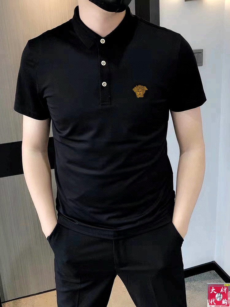 NO:154576,Versace Fat Brother Gospel 4XL can wear 200 catties top lapel fashion business lapel short sleeve high markless custom high-end custom versatile styles. Anyone can easily control it. The fabric is fully customized craftsmanship. The latest logo design of the luxurious classic brand on the chest is very high-end. Those who understand goods must enter!  The style and tailoring are slim styles, which are very exquisite, showing aura and highlighting the exquisiteness of business men. This is the unique feature, the right slim fit, and the upper body effect is very good!  Size M-4XL, versace, versace, T-shirt, alexander wang19860909Versace 范思哲 胖哥福音4XL可穿200斤顶级翻领时尚商务翻领短袖高级无痕定制高级定制百搭款式 任何人都可以轻松驾驭 面料全订制工艺 胸前奢华经典品牌最新logo设计,非常显档次懂货的必须入！版型剪裁属于修身款 非常精致,显气场,又会凸显商务男士的精致,这就是独到之处,恰到好处的修身,上身效果非常赞！尺码M-4XL,,versace,versace,T-shirt,alexander wang,Men's clothing