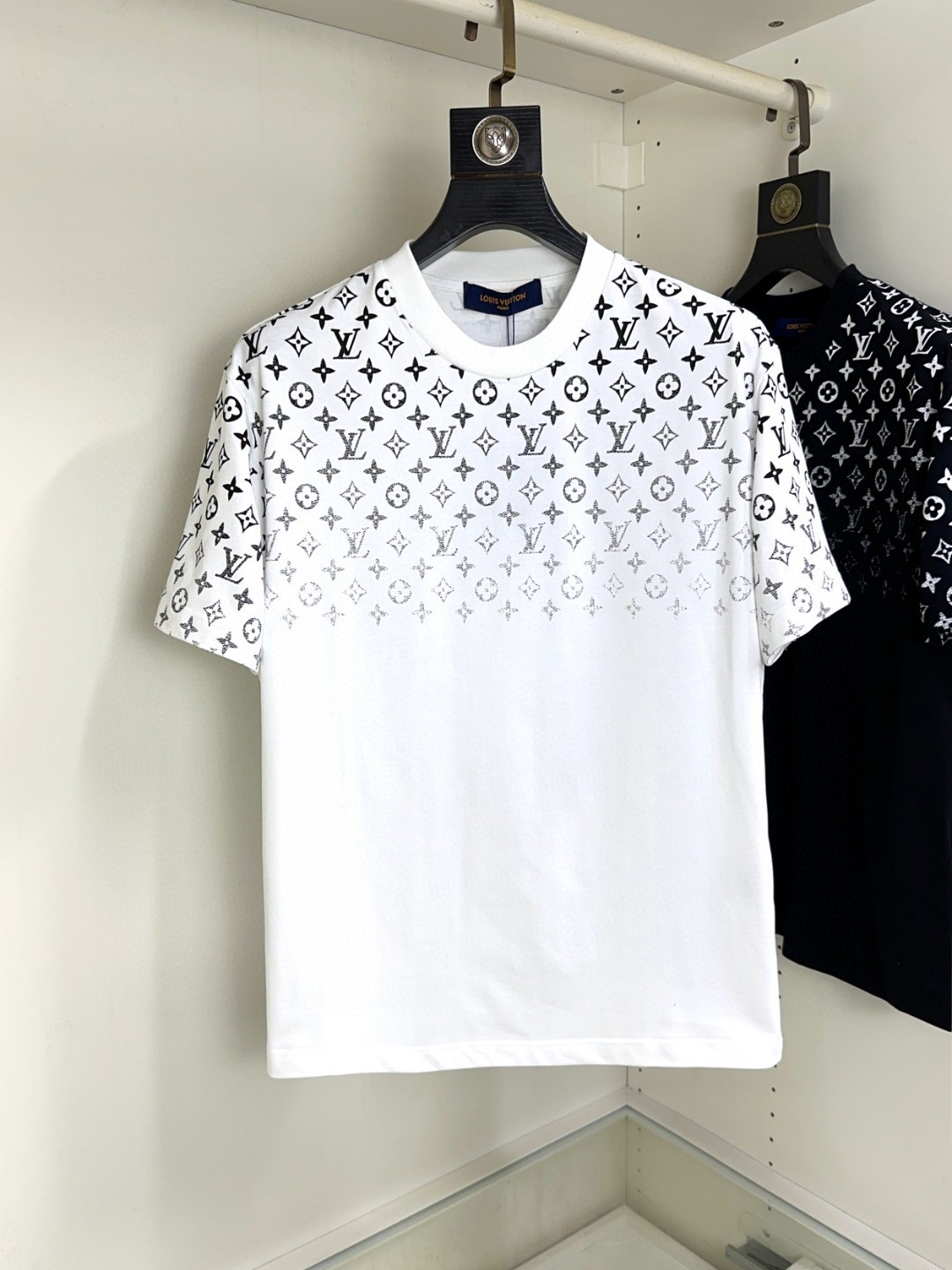 NO:154577,LV Louis Vuitton Fat Brother Gospel XL wears 200 catties, top-quality round neck, casual short-sleeved high-end custom versatile style, anyone can easily control it, full custom fabric craftsmanship, the latest logo design of the luxurious classic brand on the chest, very high-end, those who understand goods must enter!  The style and tailoring are slim styles, which are very exquisite, showing aura and highlighting the exquisiteness of business men. This is the unique feature, the right slim fit, and the upper body effect is very good!  Size XS-XL (counter code is equivalent to M-3XL), louis vuitton,louis vuitton,t-shirt,alexander wang19860909LV 路易威登 胖哥福音XL穿200斤 顶级圆领休闲短袖高级定制百搭款式 任何人都可以轻松驾驭 面料全订制工艺 胸前奢华经典品牌最新logo设计,非常显档次懂货的必须入！版型剪裁属于修身款 非常精致,显气场,又会凸显商务男士的精致,这就是独到之处,恰到好处的修身,上身效果非常赞！尺码XS-XL（专柜码等同M-3XL）,,louis vuitton,louis vuitton,T-shirt,alexander wang,Men's clothing