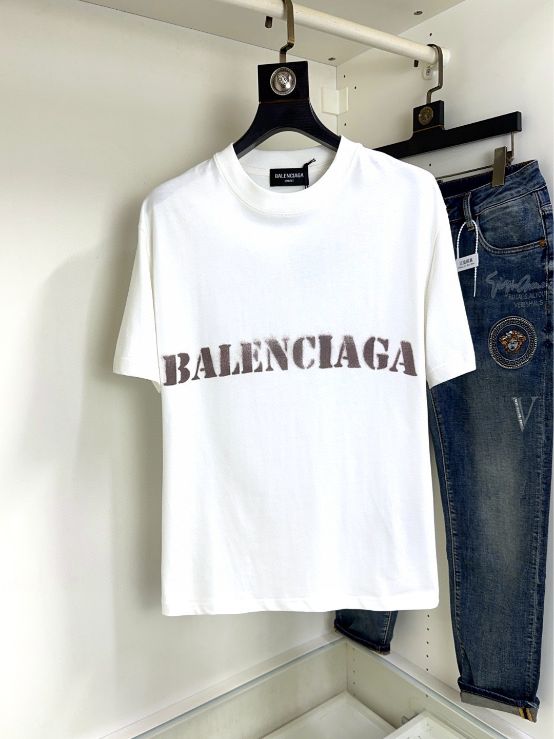 NO:154562,Balenciaga Balenciaga, Fat Brother Gospel Maximum XL can wear 200 pounds, top-level round neck casual short sleeves, top-level version, high-end custom versatile styles, anyone can easily control the fabric, full customization and craftsmanship, the latest logo design of the luxurious classic brand on the chest, very high-end and those who understand goods must enter!  The style and tailoring are slim styles, which are very exquisite, showing aura and highlighting the exquisiteness of business men. This is the unique feature, the right slim fit, and the upper body effect is very good!  Size XS-XL (counter code is equivalent to M-3XL), balenciaga, balenciaga, T-shirt, alexander wang19860909Balenciaga 巴黎世家 胖哥福音最大XL可穿200斤 顶级圆领休闲短袖 顶级版本 高级定制百搭款式 任何人都可以轻松驾驭 面料全订制工艺 胸前奢华经典品牌最新logo设计,非常显档次懂货的必须入！版型剪裁属于修身款 非常精致,显气场,又会凸显商务男士的精致,这就是独到之处,恰到好处的修身,上身效果非常赞！尺码XS-XL（专柜码等同M-3XL）,,balenciaga,balenciaga,T-shirt,alexander wang,Men's clothing