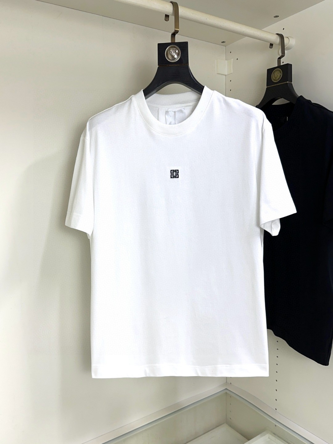 NO:154582,High-version Givenchy Givenchy Fat Brother Gospel Maximum XL can wear 200 pounds Top-level round neck casual short sleeves Top-level version High-end custom versatile styles Anyone can easily control the fabric is fully customized craftsmanship The latest logo design of the luxurious classic brand on the chest, which is very high-end and must be entered if you understand the goods!  The style and tailoring are slim styles, which are very exquisite, showing aura and highlighting the exquisiteness of business men. This is the unique feature, the right slim fit, and the upper body effect is very good!  Size XS-XL (counter code is equivalent to M-3XL), given , given , given , given , T-shirt, alexander wang19860909高版本 Givenchy 纪梵希 胖哥福音最大XL可穿200斤 顶级圆领休闲短袖 顶级版本 高级定制百搭款式 任何人都可以轻松驾驭 面料全订制工艺 胸前奢华经典品牌最新logo设计,非常显档次懂货的必须入！版型剪裁属于修身款 非常精致,显气场,又会凸显商务男士的精致,这就是独到之处,恰到好处的修身,上身效果非常赞！尺码XS-XL（专柜码等同M-3XL）,,givenchy,givenchy,T-shirt,alexander wang,Men's clothing