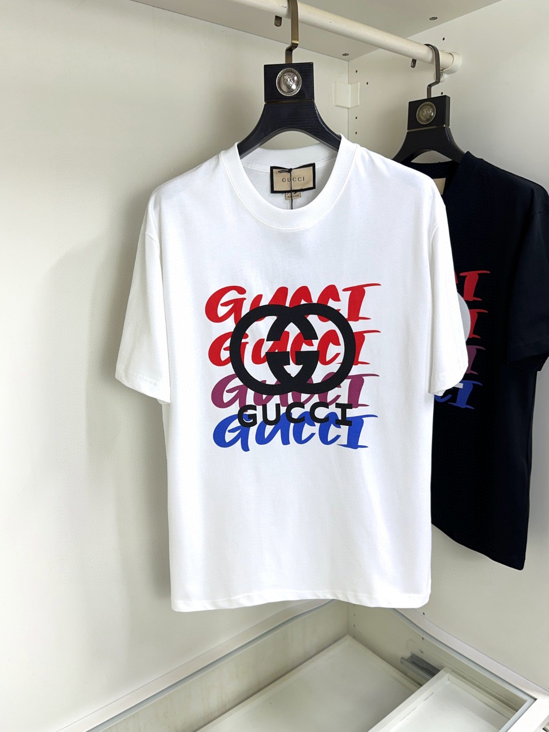 NO:154592,Gucci Gucci Fat Brother Gospel Maximum XL can wear 200 kilograms Top-level round neck casual short sleeves Top-level version High-end custom versatile styles Anyone can easily control the fabric is fully customized craftsmanship The latest logo design of the luxurious classic brand on the chest is very high-end, and those who understand goods must enter!  The style and tailoring are slim styles, which are very exquisite, showing aura and highlighting the exquisiteness of business men. This is the unique feature, the right slim fit, and the upper body effect is very good!  Size XS-XL (counter code is equivalent to M-3XL), gucci, T-shirt, alexander wang19860909Gucci 古奇 胖哥福音最大XL可穿200斤 顶级圆领休闲短袖 顶级版本 高级定制百搭款式 任何人都可以轻松驾驭 面料全订制工艺 胸前奢华经典品牌最新logo设计,非常显档次懂货的必须入！版型剪裁属于修身款 非常精致,显气场,又会凸显商务男士的精致,这就是独到之处,恰到好处的修身,上身效果非常赞！尺码XS-XL（专柜码等同M-3XL）,,gucci,T-shirt,alexander wang,Men's clothing