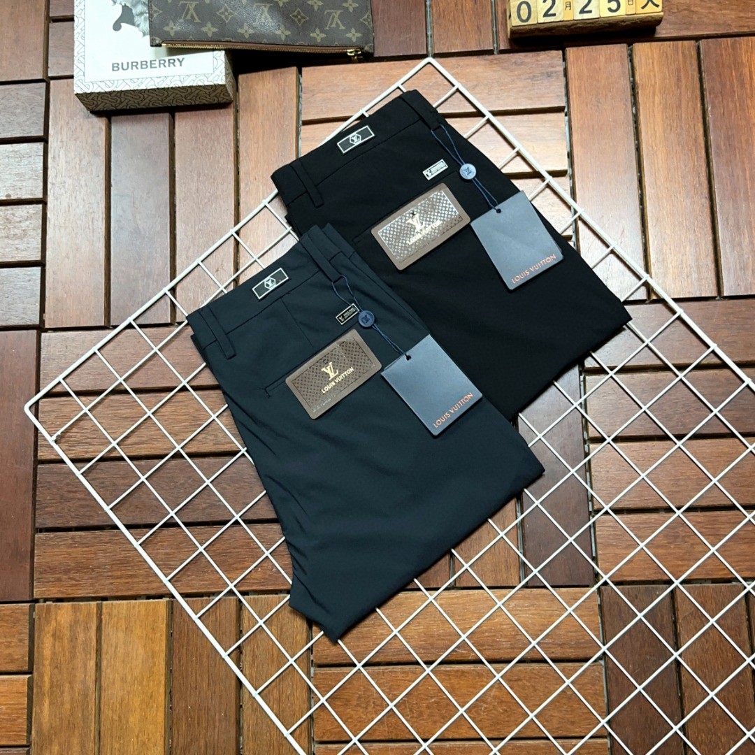 NO:154564,LV Louis Vuitton is coming, new models and new products are available for sale in the counter. The original 1:1 product of the counter in physical stores is suitable for all ages. The highest version of the imported European fabric in the market is comfortable, soft and skin-friendly, with super cool and fashionable and versatile effect, straight and stylish, a must-have for the wardrobe!  Suitable for any occasion Size: 29-40, louis vuitton,louis vuitton,alexander wang19860909LV 路易威登 爆款来袭 新款新品 专柜有售 实体店已极品休闲裤西裤专柜原版1:1好货,适合各个年龄段.市场最高版本的欧洲进口面料.舒适柔软亲肤,上身效果超级棒时尚百搭,笔挺有型,衣橱必备！适合任何场合穿着 尺码:29-40,,louis vuitton,louis vuitton,alexander wang,Men's clothing