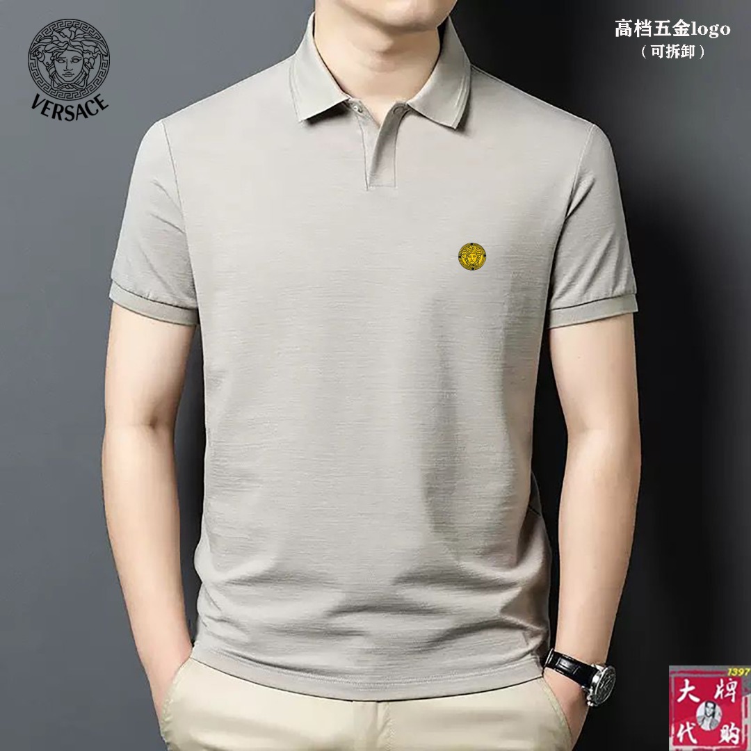 NO:154538,Versace The latest model of the counter is released first!  High-end, fashionable and casual short-sleeved sleeves, super genuine upper body instantly turns into Oppa!  , Simple and fashionable three-dimensional cutting, unique craftsmanship, produced by the original single OEM factory; the upper body effect is excellent, showing confidence temperament; all the details show perfect quality, the classic logo symbolizes the highest quality of the brand, possession is the beginning of another fashion, code number M --3XL, versace, versace, T-shirt, alexander wang19860909Versace 范思哲 最新款专柜同款首发！高端时尚休闲短袖,超正版型上身瞬间变欧巴！,简约时尚的三维裁剪,工艺独特,原单代工厂出品；上身效果极佳,彰显自信气质；所有细微处尽情展现完美品质胸口的经典Logo象征了品牌至高的品质,拥有,便是另一种时尚的开始,码数M --3XL,,versace,versace,T-shirt,alexander wang,Men's clothing
