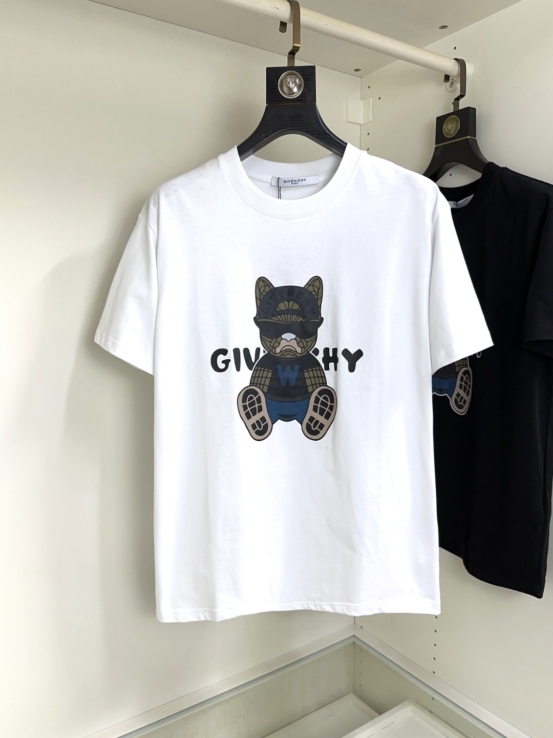 NO:154536,Givenchy Givenchy top round neck casual short sleeve high-end custom versatile styles that anyone can easily control. The fabric is fully customized craftsmanship, the latest logo design of the luxurious classic brand on the chest, which is very high-end and must be entered if you understand the goods!  The style and tailoring are slim styles, which are very exquisite, showing aura and highlighting the exquisiteness of business men. This is the unique feature, the right slim fit, and the upper body effect is very good!  Size S-XL can wear 190 catties, given 190 kg, given , given , given , given , T-shirt , alexander wang19860909Givenchy 纪梵希 顶级圆领休闲短袖高级定制百搭款式 任何人都可以轻松驾驭 面料全订制工艺 胸前奢华经典品牌最新logo设计,非常显档次懂货的必须入！版型剪裁属于修身款 非常精致,显气场,又会凸显商务男士的精致,这就是独到之处,恰到好处的修身,上身效果非常赞！尺码S-XL 可穿190斤,,givenchy,givenchy,T-shirt,alexander wang,Men's clothing