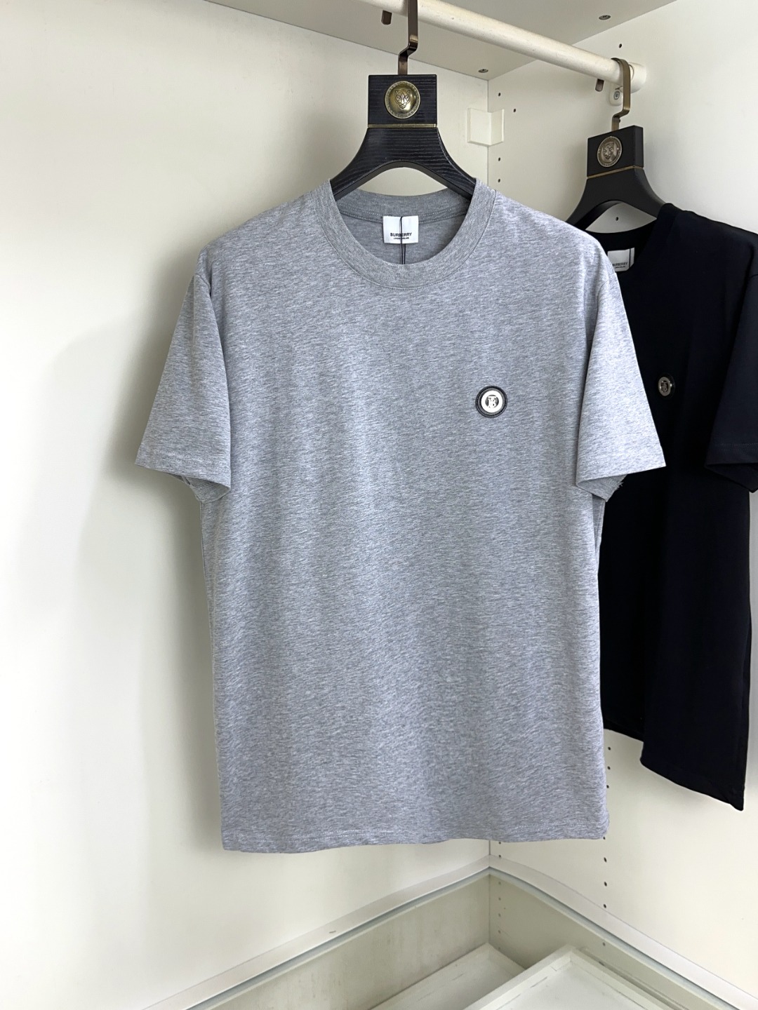 NO:154531,Moncler masked top round neck casual short sleeve high-end custom versatile styles that anyone can easily control. Fully customized fabric craftsmanship, the latest logo design of luxury classic brand on the chest, which is very high-end and must be entered if you understand the goods!  The style and tailoring are slim styles, which are very exquisite, showing aura and highlighting the exquisiteness of business men. This is the unique feature, the right slim fit, and the upper body effect is very good!  Size S-XL can wear 190 catties, christian louboutin, Moncler, T-shirt, alexander wang19860909Moncler 蒙口 顶级圆领休闲短袖高级定制百搭款式 任何人都可以轻松驾驭 面料全订制工艺 胸前奢华经典品牌最新logo设计,非常显档次懂货的必须入！版型剪裁属于修身款 非常精致,显气场,又会凸显商务男士的精致,这就是独到之处,恰到好处的修身,上身效果非常赞！尺码S-XL 可穿190斤,,christian louboutin,Moncler,T-shirt,alexander wang,Men's clothing