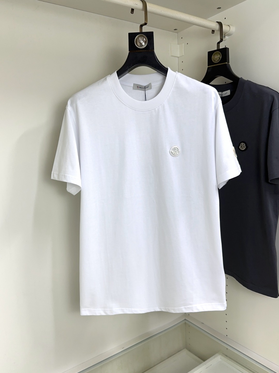 NO:154541,Moncler masked top round neck casual short sleeve high-end custom versatile styles that anyone can easily control. Fully customized fabric craftsmanship, the latest logo design of luxury classic brand on the chest, which is very high-end and must be entered if you understand the goods!  The style and tailoring are slim styles, which are very exquisite, showing aura and highlighting the exquisiteness of business men. This is the unique feature, the right slim fit, and the upper body effect is very good!  Size S-XL can wear 190 catties, christian louboutin, Moncler, T-shirt, alexander wang19860909Moncler 蒙口 顶级圆领休闲短袖高级定制百搭款式 任何人都可以轻松驾驭 面料全订制工艺 胸前奢华经典品牌最新logo设计,非常显档次懂货的必须入！版型剪裁属于修身款 非常精致,显气场,又会凸显商务男士的精致,这就是独到之处,恰到好处的修身,上身效果非常赞！尺码S-XL 可穿190斤,,christian louboutin,Moncler,T-shirt,alexander wang,Men's clothing