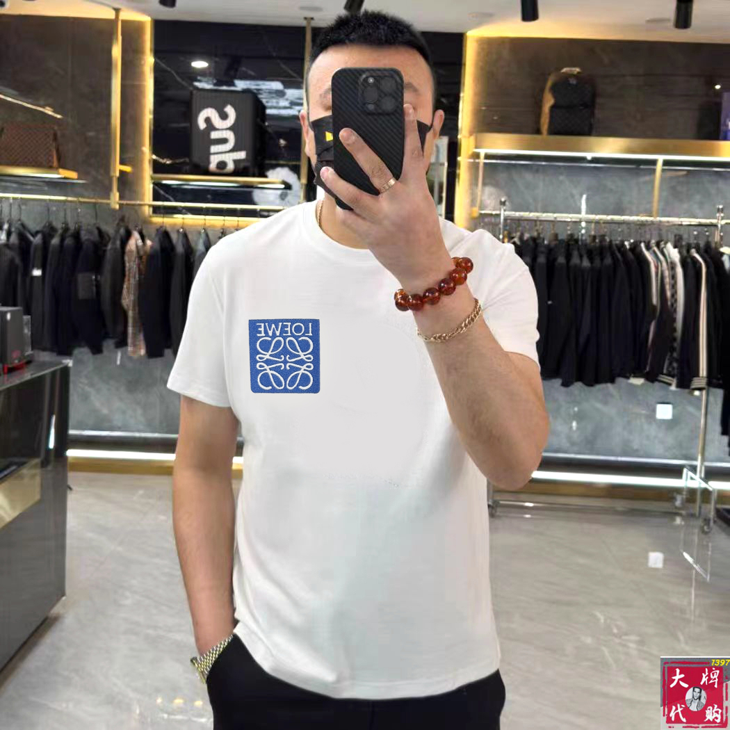 NO:154586,Loewe Loewe Fat Brother Gospel XL wears 200 pounds, top-quality round neck, casual short-sleeved high-end custom versatile style, anyone can easily control it, full-customized fabric craftsmanship, the latest logo design of the luxurious classic brand on the chest, very high-end, those who understand goods must enter!  The style and tailoring are slim styles, which are very exquisite, showing aura and highlighting the exquisiteness of business men. This is the unique feature, the right slim fit, and the upper body effect is very good!  Size XS-XL (counter code is equivalent to M-3XL), loewe,loewe,T-shirt,alexander wang19860909Loewe 罗意威 胖哥福音XL穿200斤 顶级圆领休闲短袖高级定制百搭款式 任何人都可以轻松驾驭 面料全订制工艺 胸前奢华经典品牌最新logo设计,非常显档次懂货的必须入！版型剪裁属于修身款 非常精致,显气场,又会凸显商务男士的精致,这就是独到之处,恰到好处的修身,上身效果非常赞！尺码XS-XL（专柜码等同M-3XL）,,loewe,loewe,T-shirt,alexander wang,Men's clothing