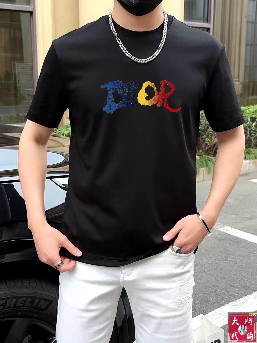 NO:154593,DIOR DIOR Pang Ge Gospel XL wears 200 catties, top-quality round neck, casual short-sleeved high-end custom versatile style, anyone can easily control it, full-customized fabric craftsmanship, the latest logo design of the luxurious classic brand on the chest, very high-end, those who understand goods must enter!  The style and tailoring are slim styles, which are very exquisite, showing aura and highlighting the exquisiteness of business men. This is the unique feature, the right slim fit, and the upper body effect is very good!  Size XS-XL (counter code is equivalent to M-3XL), dior, dior, T-shirt, alexander wang19860909DIOR 迪奥 胖哥福音XL穿200斤 顶级圆领休闲短袖高级定制百搭款式 任何人都可以轻松驾驭 面料全订制工艺 胸前奢华经典品牌最新logo设计,非常显档次懂货的必须入！版型剪裁属于修身款 非常精致,显气场,又会凸显商务男士的精致,这就是独到之处,恰到好处的修身,上身效果非常赞！尺码XS-XL（专柜码等同M-3XL）,,dior,dior,T-shirt,alexander wang,Men's clothing