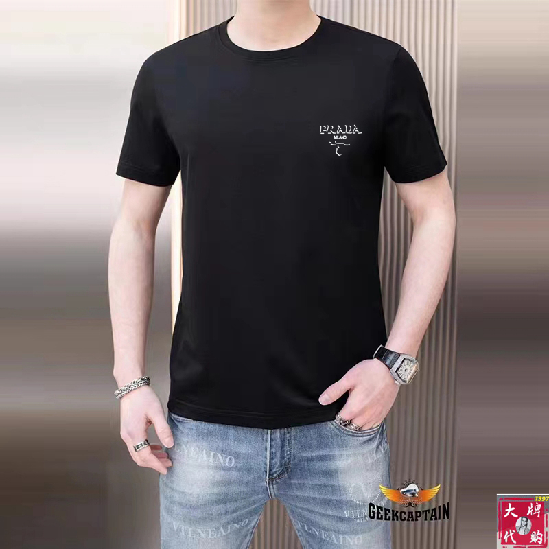 NO:154581,Prada Prada Fat Brother Gospel XL wears 200 pounds, top-quality round neck, casual short-sleeved high-end custom versatile style, anyone can easily control it, full-customized fabric craftsmanship, the latest logo design of luxury classic brand on the chest, very high-end, those who understand goods must enter!  The style and tailoring are slim styles, which are very exquisite, showing aura and highlighting the exquisiteness of business men. This is the unique feature, the right slim fit, and the upper body effect is very good!  Size XS-XL (counter code is equivalent to M-3XL), prada, prada, T-shirt, alexander wang19860909Prada 普拉达 胖哥福音XL穿200斤 顶级圆领休闲短袖高级定制百搭款式 任何人都可以轻松驾驭 面料全订制工艺 胸前奢华经典品牌最新logo设计,非常显档次懂货的必须入！版型剪裁属于修身款 非常精致,显气场,又会凸显商务男士的精致,这就是独到之处,恰到好处的修身,上身效果非常赞！尺码XS-XL（专柜码等同M-3XL）,,prada,prada,T-shirt,alexander wang,Men's clothing