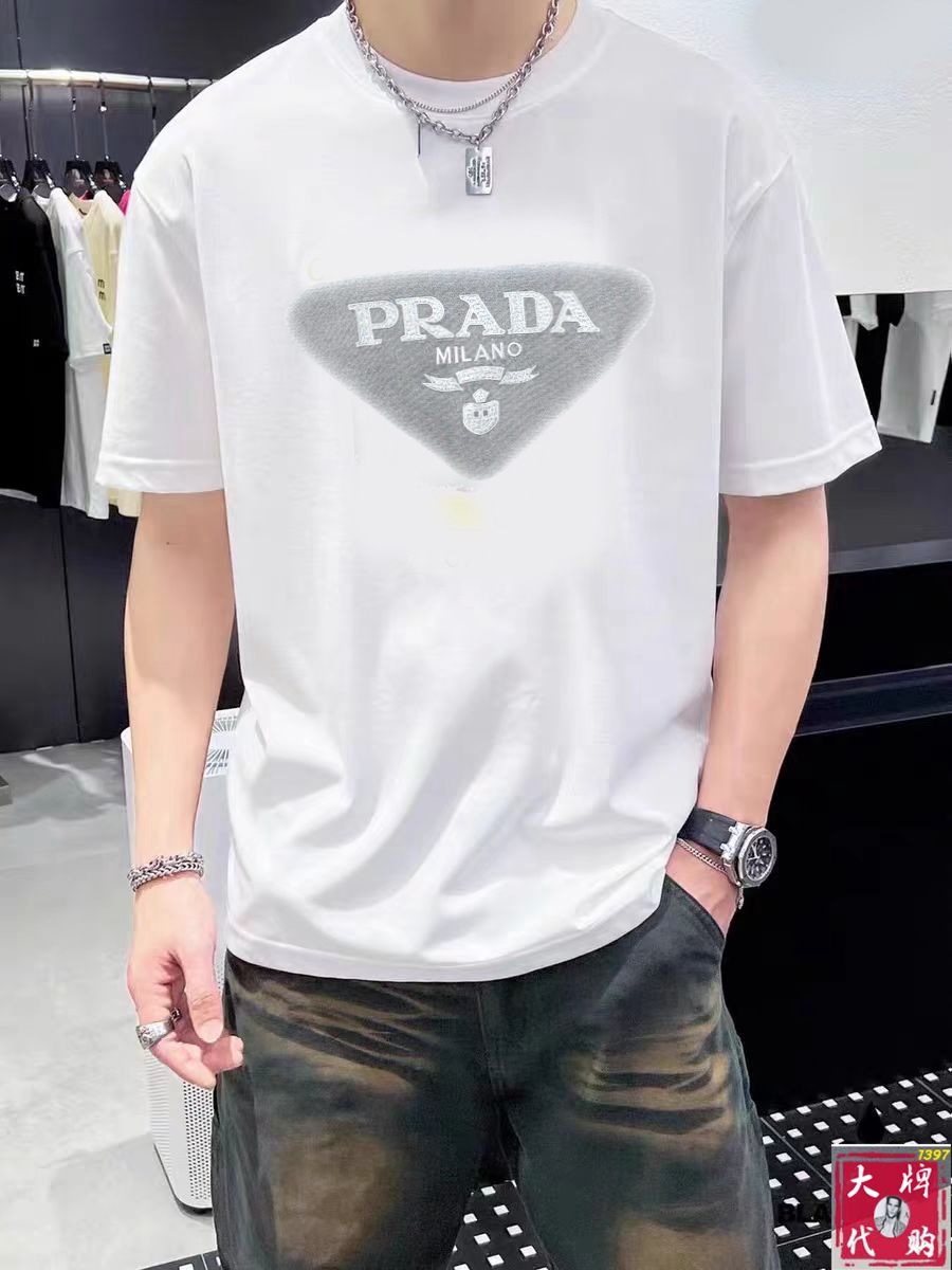 NO:154590,Prada Prada Fat Brother Gospel XL wears 200 pounds, top-quality round neck, casual short-sleeved high-end custom versatile style, anyone can easily control it, full-customized fabric craftsmanship, the latest logo design of luxury classic brand on the chest, very high-end, those who understand goods must enter!  The style and tailoring are slim styles, which are very exquisite, showing aura and highlighting the exquisiteness of business men. This is the unique feature, the right slim fit, and the upper body effect is very good!  Size XS-XL (counter code is equivalent to M-3XL), prada, prada, T-shirt, alexander wang19860909Prada 普拉达 胖哥福音XL穿200斤 顶级圆领休闲短袖高级定制百搭款式 任何人都可以轻松驾驭 面料全订制工艺 胸前奢华经典品牌最新logo设计,非常显档次懂货的必须入！版型剪裁属于修身款 非常精致,显气场,又会凸显商务男士的精致,这就是独到之处,恰到好处的修身,上身效果非常赞！尺码XS-XL（专柜码等同M-3XL）,,prada,prada,T-shirt,alexander wang,Men's clothing