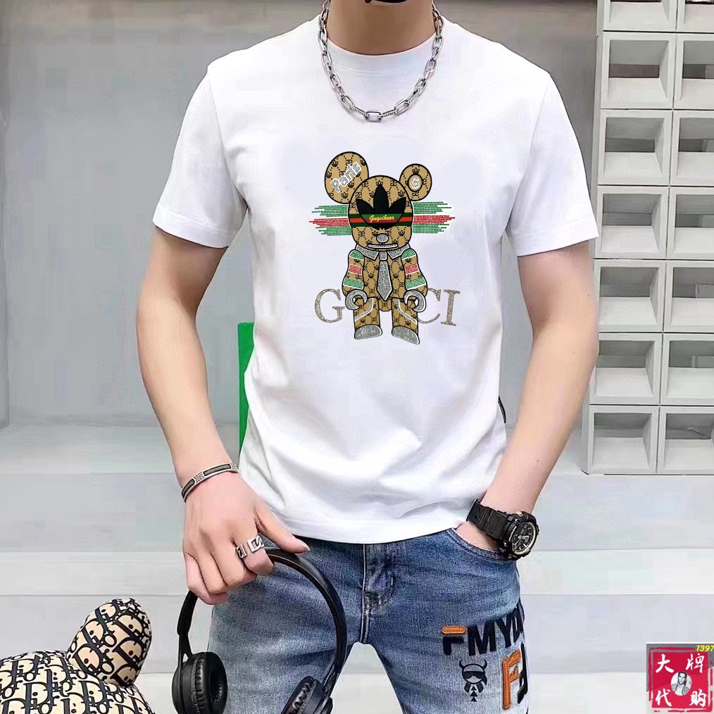 NO:463337,Gucci Fat Brother Gospel Max 4XL wears up to 200 catties top-grade round neck short sleeve high-end custom versatile styles. Anyone can easily control the fabric. Fully customized craftsmanship. The latest logo design of the luxurious classic brand on the chest is very high-end. Those who understand goods must enter!  The style and tailoring are slim styles, which are very exquisite, showing aura and highlighting the exquisiteness of business men. This is the unique feature, the right slim fit, and the upper body effect is very good!  Size M-4XL, gucci, T-shirt, alexander wang19860909Gucci 古奇 胖哥福音最大4XL穿到200斤顶级圆领短袖高级定制百搭款式 任何人都可以轻松驾驭 面料全订制工艺 胸前奢华经典品牌最新logo设计,非常显档次懂货的必须入！版型剪裁属于修身款 非常精致,显气场,又会凸显商务男士的精致,这就是独到之处,恰到好处的修身,上身效果非常赞！尺码M-4XL,,gucci,T-shirt,alexander wang,Men's clothing