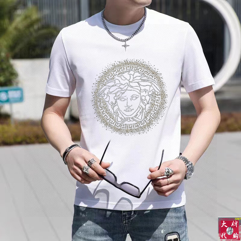 NO:161827,Versace Fat Brother Gospel Maximum 4XL Wearing Jin Official Website Spring and Summer Latest Round Neck Fashion Mercerated Cotton Short-sleeved T-shirt, Official Website Synchronization, Customized Fabrics for the counter!  Comfortable skin, silky and breathable, durable and easy to wear, classic simple logo design, original craftsmanship meticulous, must-have items for handsome men... Code number M-4XL, versace, versace, T-shirt, tees, t-shirt, alexander wang19860909Versace 范思哲 胖哥福音最大4XL 穿斤官网春夏最新款圆领时尚丝光棉短袖T恤,官网同步,专柜定制面料！贴肤舒适,丝滑透气,耐看又好穿,经典简约logo设计,原厂工艺一丝不苟,型男必备单品… 码数M-4XL,,versace,versace,T-shirt,tees，t-shirt,alexander wang,Men's clothing
