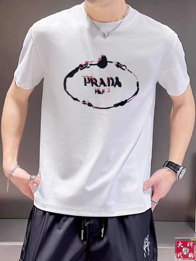 NO:159303,Prada Prada Fat Brother Gospel XL wears 200 pounds, top-quality round neck, casual short-sleeved high-end custom versatile style, anyone can easily control it, full-customized fabric craftsmanship, the latest logo design of luxury classic brand on the chest, very high-end, those who understand goods must enter!  The style and tailoring are slim styles, which are very exquisite, showing aura and highlighting the exquisiteness of business men. This is the unique feature, the right slim fit, and the upper body effect is very good!  Size XS-XL (counter code is equivalent to M-3XL), prada, prada, T-shirt, alexander wang19860909Prada 普拉达 胖哥福音XL穿200斤 顶级圆领休闲短袖高级定制百搭款式 任何人都可以轻松驾驭 面料全订制工艺 胸前奢华经典品牌最新logo设计,非常显档次懂货的必须入！版型剪裁属于修身款 非常精致,显气场,又会凸显商务男士的精致,这就是独到之处,恰到好处的修身,上身效果非常赞！尺码XS-XL（专柜码等同M-3XL）,,prada,prada,T-shirt,alexander wang,Men's clothing