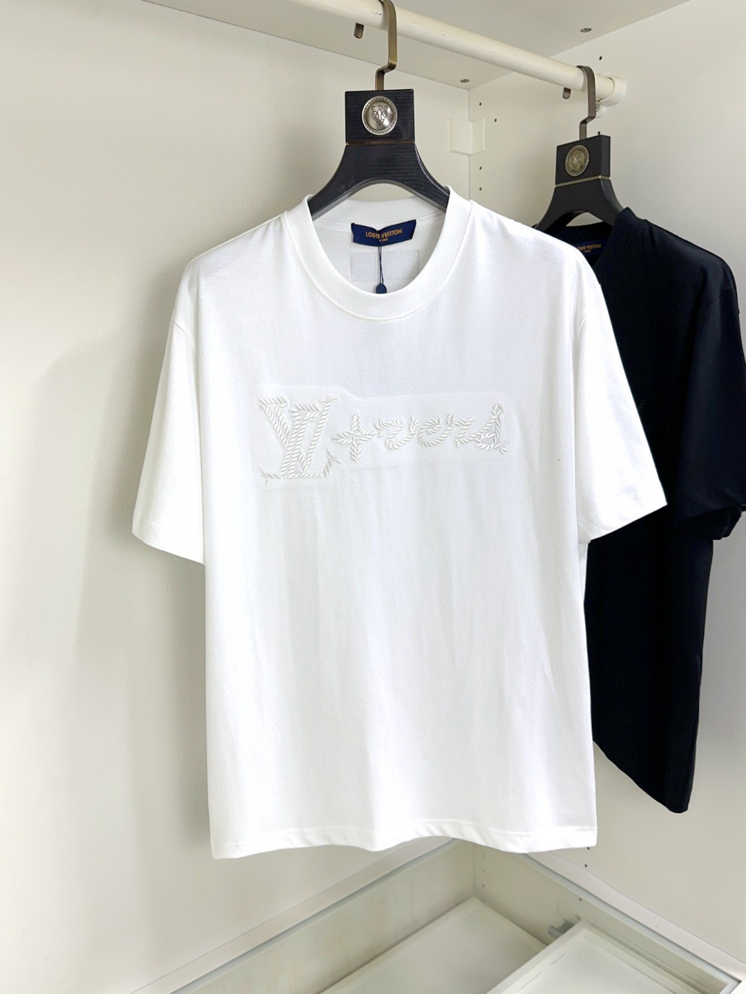 NO:159345,LV Louis Vuitton Fat Brother Gospel Max XL can wear 200 catties Top round neck casual short sleeves Top version High-end custom versatile styles Anyone can easily control the fabric is fully customized craftsmanship The latest logo design of the luxurious classic brand on the chest is very high-end, and those who understand goods must enter!  The style and tailoring are slim styles, which are very exquisite, showing aura and highlighting the exquisiteness of business men. This is the unique feature, the right slim fit, and the upper body effect is very good!  Size XS-XL (counter code is equivalent to M-3XL), louis vuitton,louis vuitton,t-shirt,alexander wang19860909LV 路易威登 胖哥福音最大XL可穿200斤 顶级圆领休闲短袖 顶级版本 高级定制百搭款式 任何人都可以轻松驾驭 面料全订制工艺 胸前奢华经典品牌最新logo设计,非常显档次懂货的必须入！版型剪裁属于修身款 非常精致,显气场,又会凸显商务男士的精致,这就是独到之处,恰到好处的修身,上身效果非常赞！尺码XS-XL（专柜码等同M-3XL）,,louis vuitton,louis vuitton,T-shirt,alexander wang,Men's clothing