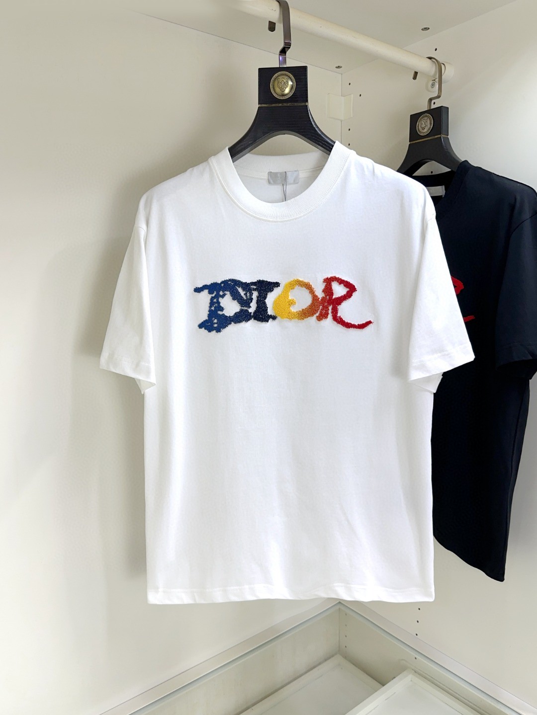 NO:494990,DIOR DIOR Pang Ge's Gospel Maximum XL can wear 200 catties Top round neck casual short sleeves Top version High-end custom versatile styles Anyone can easily control the fabric is fully customized craftsmanship The latest logo design of the luxurious classic brand on the chest is very high-end, and those who understand goods must enter!  The style and tailoring are slim styles, which are very exquisite, showing aura and highlighting the exquisiteness of business men. This is the unique feature, the right slim fit, and the upper body effect is very good!  Size XS-XL (counter code is equivalent to M-3XL), dior, dior, T-shirt, alexander wang19860909DIOR 迪奥 胖哥福音最大XL可穿200斤 顶级圆领休闲短袖 顶级版本 高级定制百搭款式 任何人都可以轻松驾驭 面料全订制工艺 胸前奢华经典品牌最新logo设计,非常显档次懂货的必须入！版型剪裁属于修身款 非常精致,显气场,又会凸显商务男士的精致,这就是独到之处,恰到好处的修身,上身效果非常赞！尺码XS-XL（专柜码等同M-3XL）,,dior,dior,T-shirt,alexander wang,Men's clothing