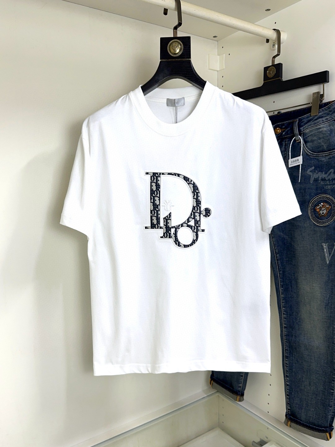 NO:159338,DIOR DIOR Pang Ge's Gospel Maximum XL can wear 200 kilograms high-end version, top round neck casual short-sleeved high-end custom versatile style, anyone can easily control it, full custom fabric craftsmanship, the latest logo design of the luxurious classic brand on the chest, very high-end, those who understand goods must enter!  The style and tailoring are slim styles, which are very exquisite, showing aura and highlighting the exquisiteness of business men. This is the unique feature, the right slim fit, and the upper body effect is very good!  Size XS-XL (counter code is equivalent to M-3XL), dior, dior, T-shirt, alexander wang19860909DIOR 迪奥 胖哥福音最大XL可穿200斤高版本 顶级圆领休闲短袖高级定制百搭款式 任何人都可以轻松驾驭 面料全订制工艺 胸前奢华经典品牌最新logo设计,非常显档次懂货的必须入！版型剪裁属于修身款 非常精致,显气场,又会凸显商务男士的精致,这就是独到之处,恰到好处的修身,上身效果非常赞！尺码XS-XL（专柜码等同M-3XL）,,dior,dior,T-shirt,alexander wang,Men's clothing