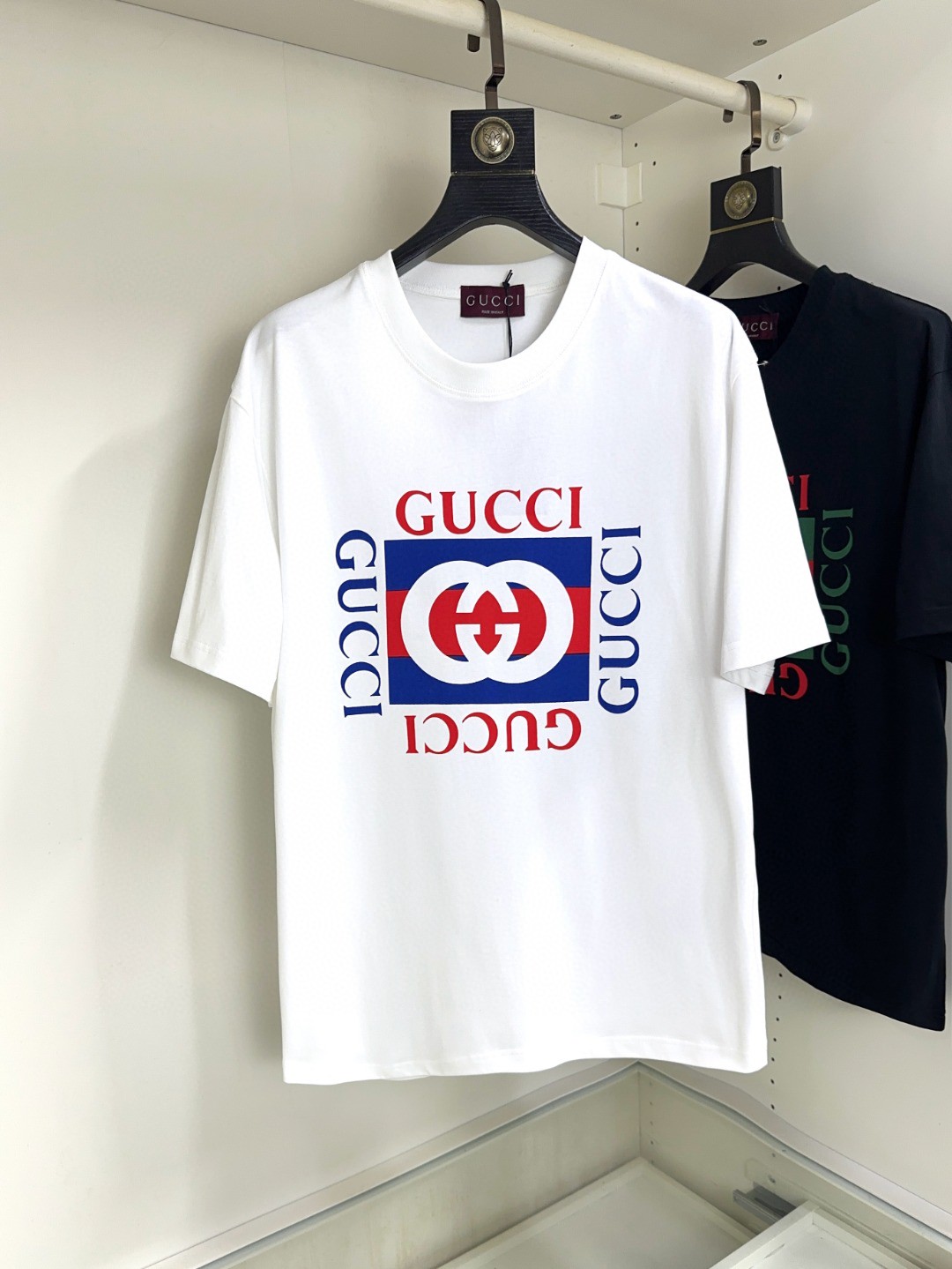 NO:159334,Gucci Gucci Fat Brother Gospel Maximum XL can wear 200 kilograms Top-level round neck casual short sleeves Top-level version High-end custom versatile styles Anyone can easily control the fabric is fully customized craftsmanship, the latest logo design of the luxurious classic brand on the chest, which is very high-end and must be entered if you understand the goods!  The style and tailoring are slim styles, which are very exquisite, showing aura and highlighting the exquisiteness of business men. This is the unique feature, the right slim fit, and the upper body effect is very good!  Size XS-XL (counter code is equivalent to M-3XL), gucci, T-shirt, alexander wang19860909Gucci 古奇 胖哥福音最大XL可穿200斤 顶级圆领休闲短袖 顶级版本 高级定制百搭款式 任何人都可以轻松驾驭 面料全订制工艺 胸前奢华经典品牌最新logo设计,非常显档次懂货的必须入！版型剪裁属于修身款 非常精致,显气场,又会凸显商务男士的精致,这就是独到之处,恰到好处的修身,上身效果非常赞！尺码XS-XL（专柜码等同M-3XL）,,gucci,T-shirt,alexander wang,Men's clothing