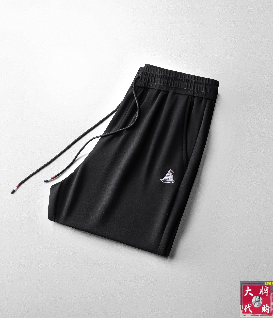 NO:159282,TB Tom Brown Early Spring New Style New Men's Elastic Strap Leisure Pants, Business Leisure Style!  !  The fabric is important!  Baby's skin is smooth!  !  Customer supplies fixed fabrics, and you can find that they are very smooth fabrics, soft and skin-friendly. The upper body is crisp and stylish, and the surface has a warm and shiny feeling. It is high-end and textured. The upper body is very distinctive, with classic brand logo embellishment, elegant and natural style, moderate thickness, suitable for autumn and winter wear, and the hardware and accessories are all in all quality!  A very practical style for business and casual wear. 30-38, thom browne, alexander wang19860909TB 汤姆布朗 早春新款新款男士松紧带休闲裤、商务休闲款！！重在面料！婴儿肌肤般的柔滑！！客供定织料,入手便知极具柔滑面料,手感柔软亲肤,上身挺括有型,表面又有着温润的光泽感,高档而显质感,经典细节处理,上身很有特点,经典品牌标识点缀,优雅自然的版型,厚度适中,适合秋冬穿着,五金辅料全品相！商务休闲都很实穿的一款. 码数30-38,,thom browne,alexander wang,Men's clothing