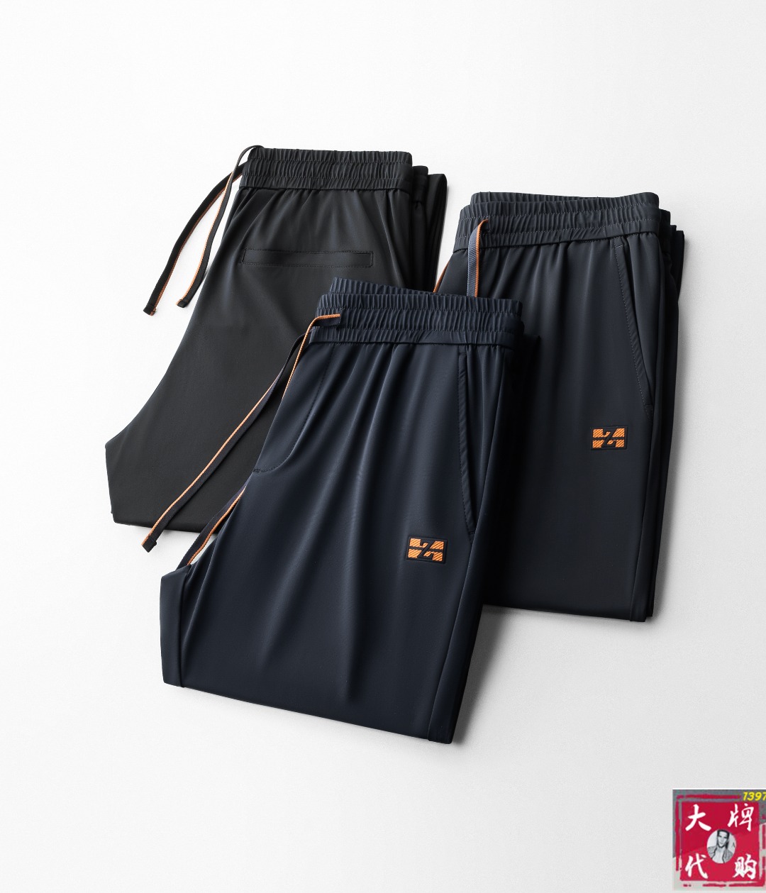 NO:159280,Zegna Early Spring New Style New Men's Elastic Sleeping Pants, Business Leisure Style!  !  The fabric is important!  Baby's skin is smooth!  !  Customer supplies fixed fabrics, and you can find that they are very smooth fabrics, soft and skin-friendly. The upper body is crisp and stylish, and the surface has a warm and shiny feeling. It is high-end and textured. The upper body is very distinctive, with classic brand logo embellishment, elegant and natural style, moderate thickness, suitable for autumn and winter wear, and the hardware and accessories are all in all quality!  A very practical style for business and casual wear. 30-38, zegna, alexander wang19860909Zegna 杰尼亚 早春新款新款男士松紧带休闲裤、商务休闲款！！重在面料！婴儿肌肤般的柔滑！！客供定织料,入手便知极具柔滑面料,手感柔软亲肤,上身挺括有型,表面又有着温润的光泽感,高档而显质感,经典细节处理,上身很有特点,经典品牌标识点缀,优雅自然的版型,厚度适中,适合秋冬穿着,五金辅料全品相！商务休闲都很实穿的一款. 码数30-38,,zegna,alexander wang,Men's clothing